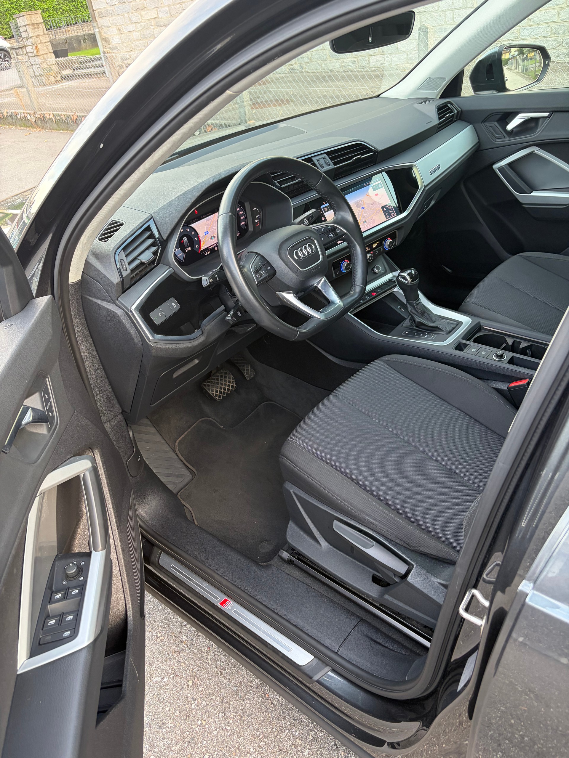 AUDI Q3 40 TFSI S line quattro S-tronic-image-10