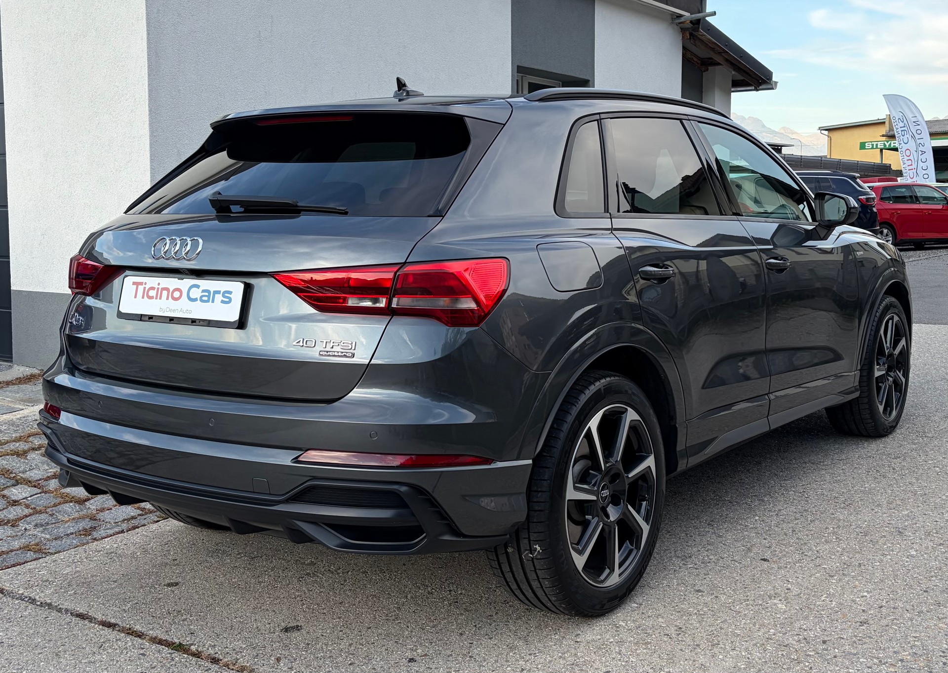 AUDI Q3 40 TFSI S line quattro S-tronic-image-3