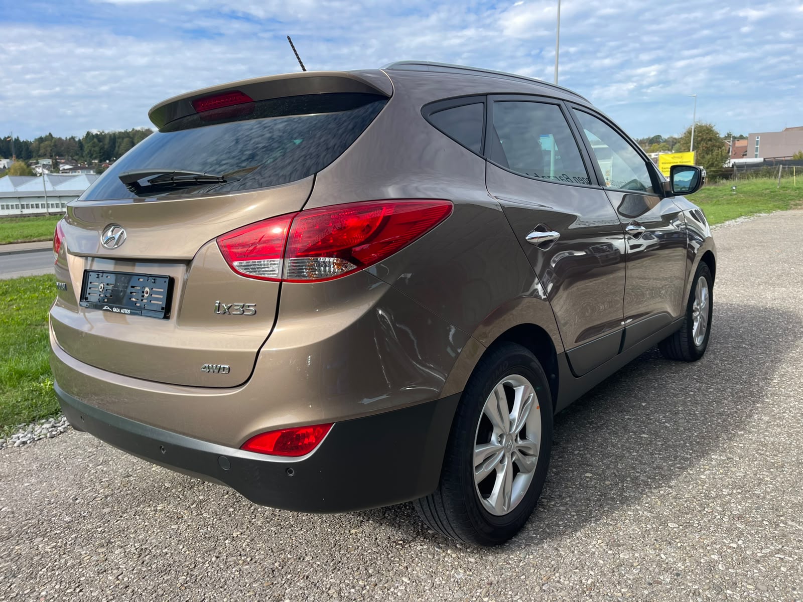 HYUNDAI iX 35 2.0 Style 4WD Automatic-image-3