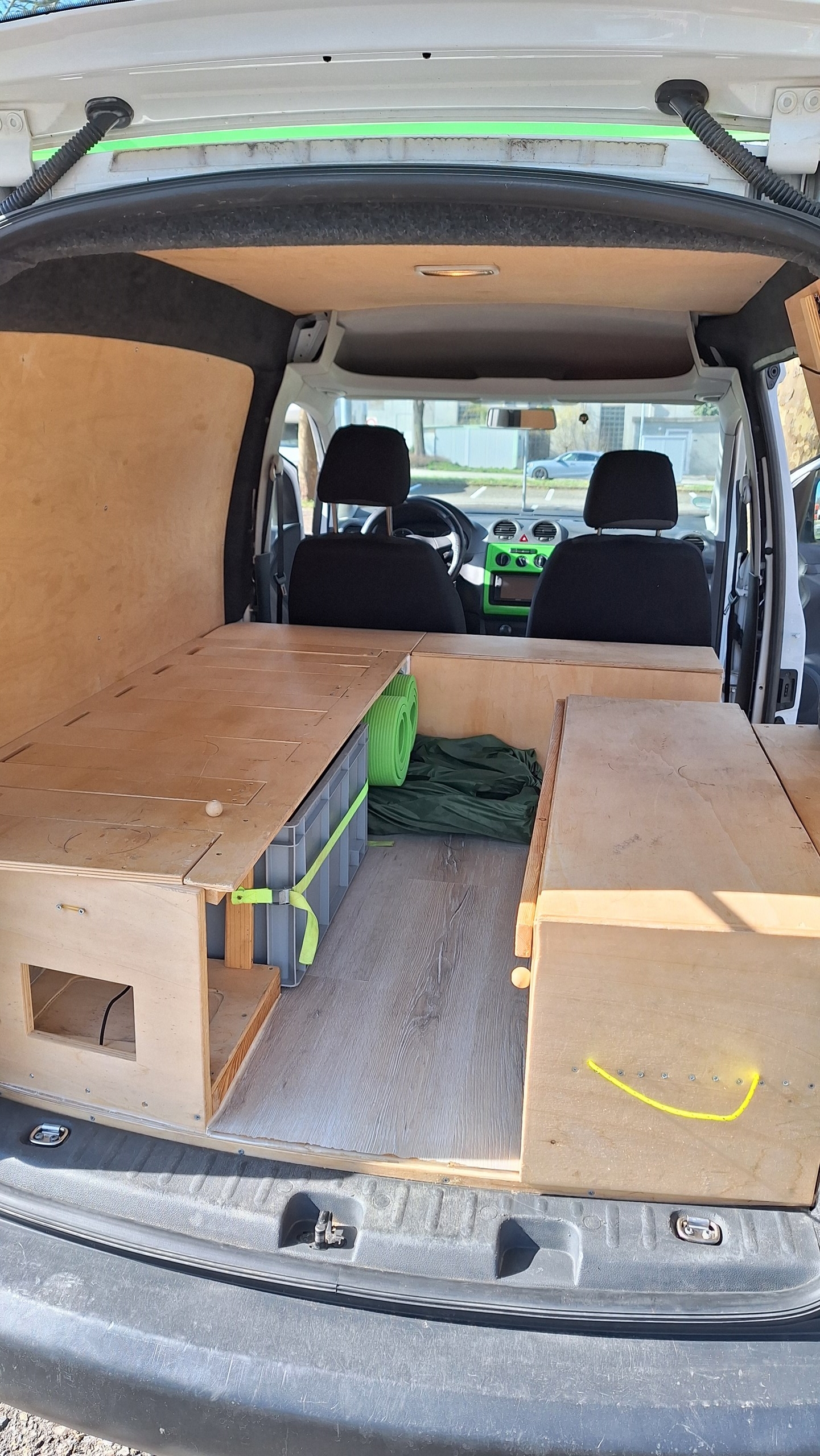 VW Caddy Camper 4 Two - 1.6 TDI-image-9