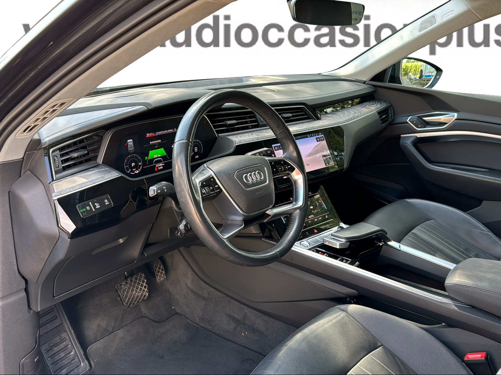 AUDI e-tron 55 Advanced quattro-image-8