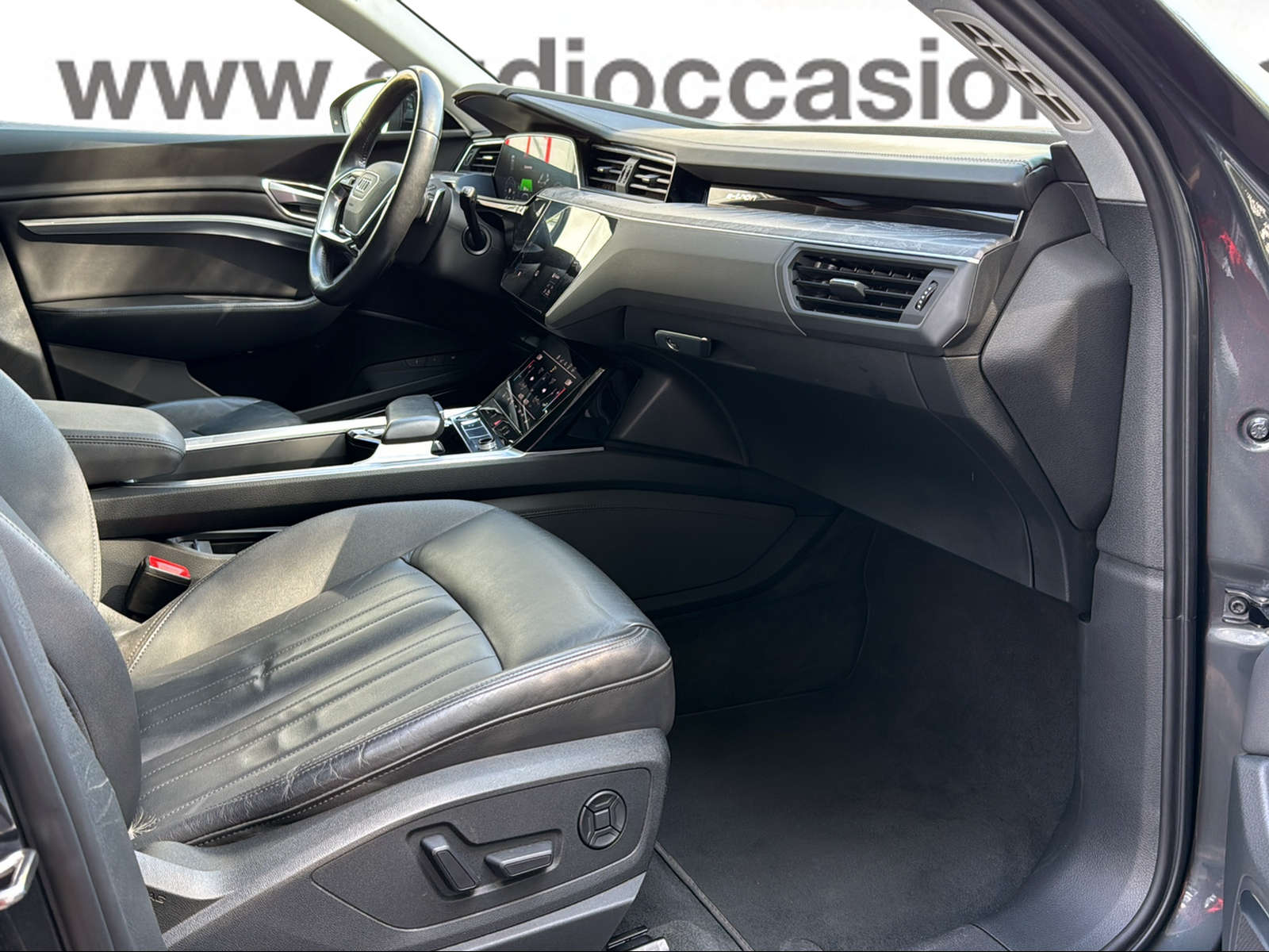 AUDI e-tron 55 Advanced quattro-image-10