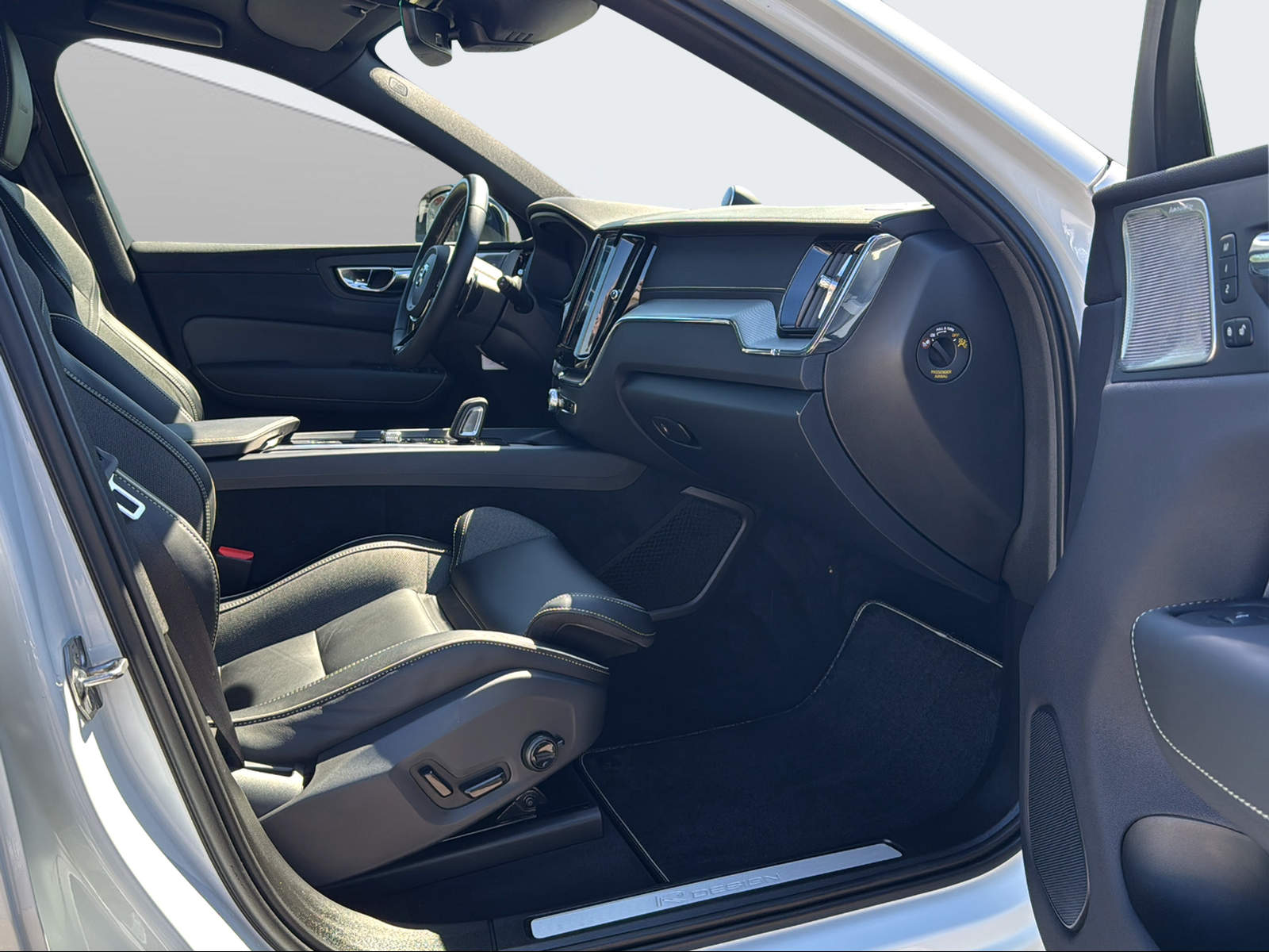 VOLVO XC60 2.0 T8 TE R-Design eAWD-image-14