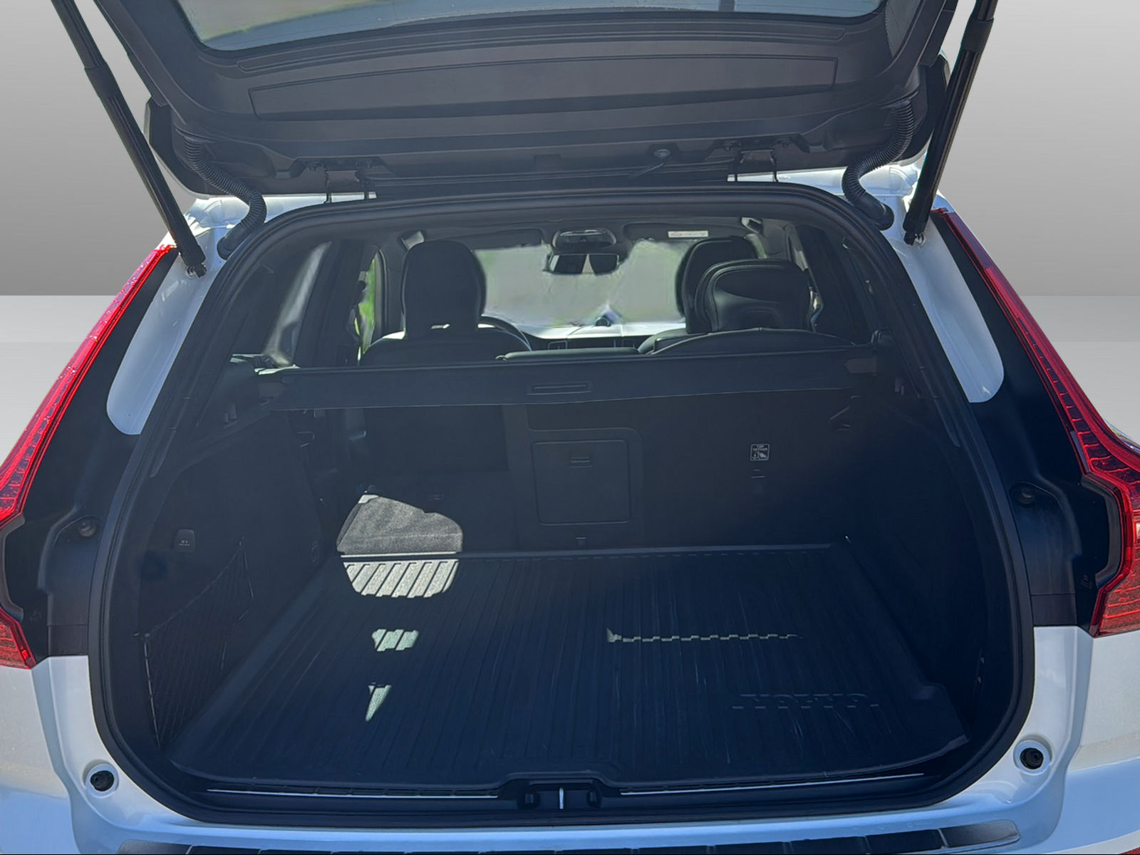 VOLVO XC60 2.0 T8 TE R-Design eAWD-image-15