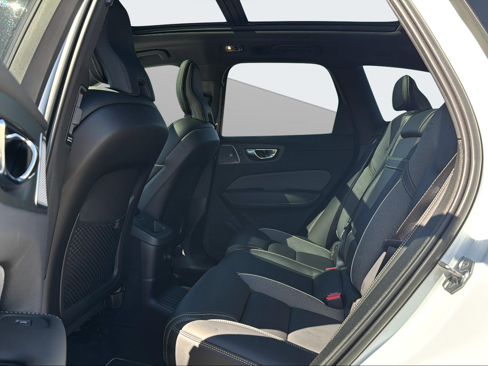 VOLVO XC60 2.0 T8 TE R-Design eAWD-image-13