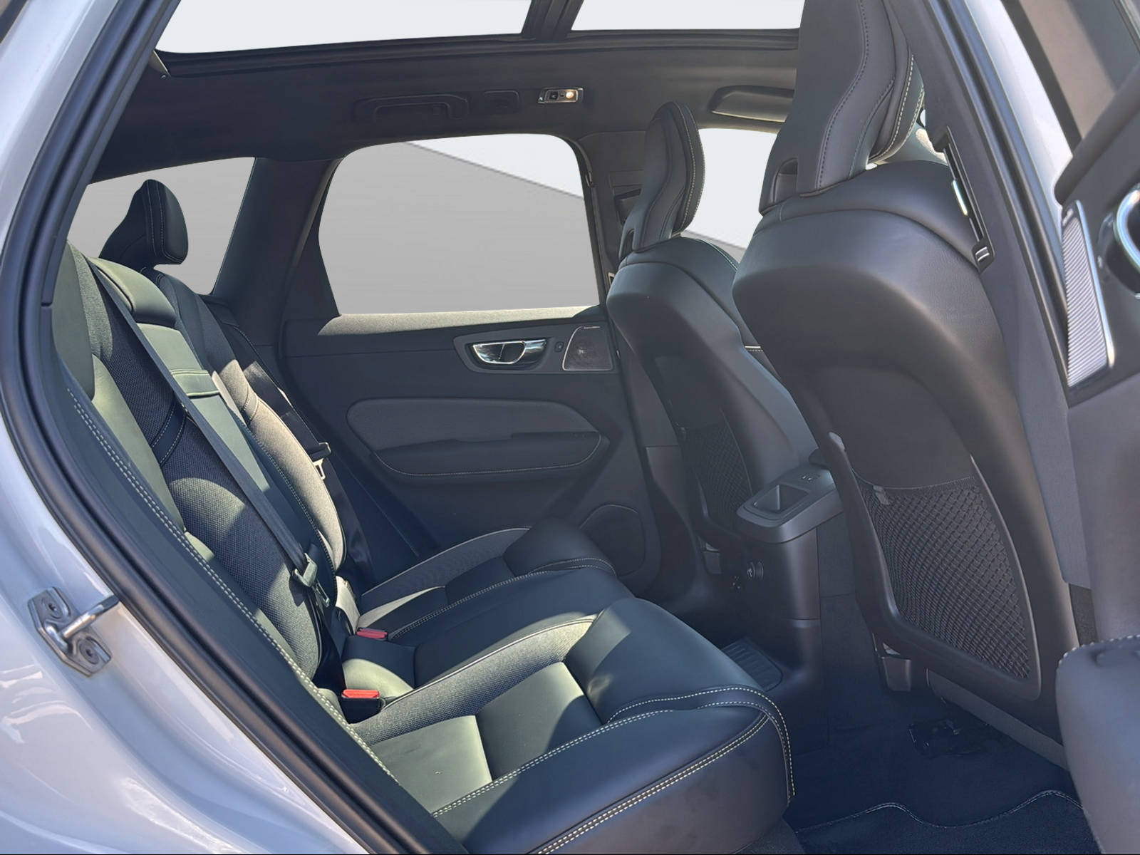 VOLVO XC60 2.0 T8 TE R-Design eAWD-image-10