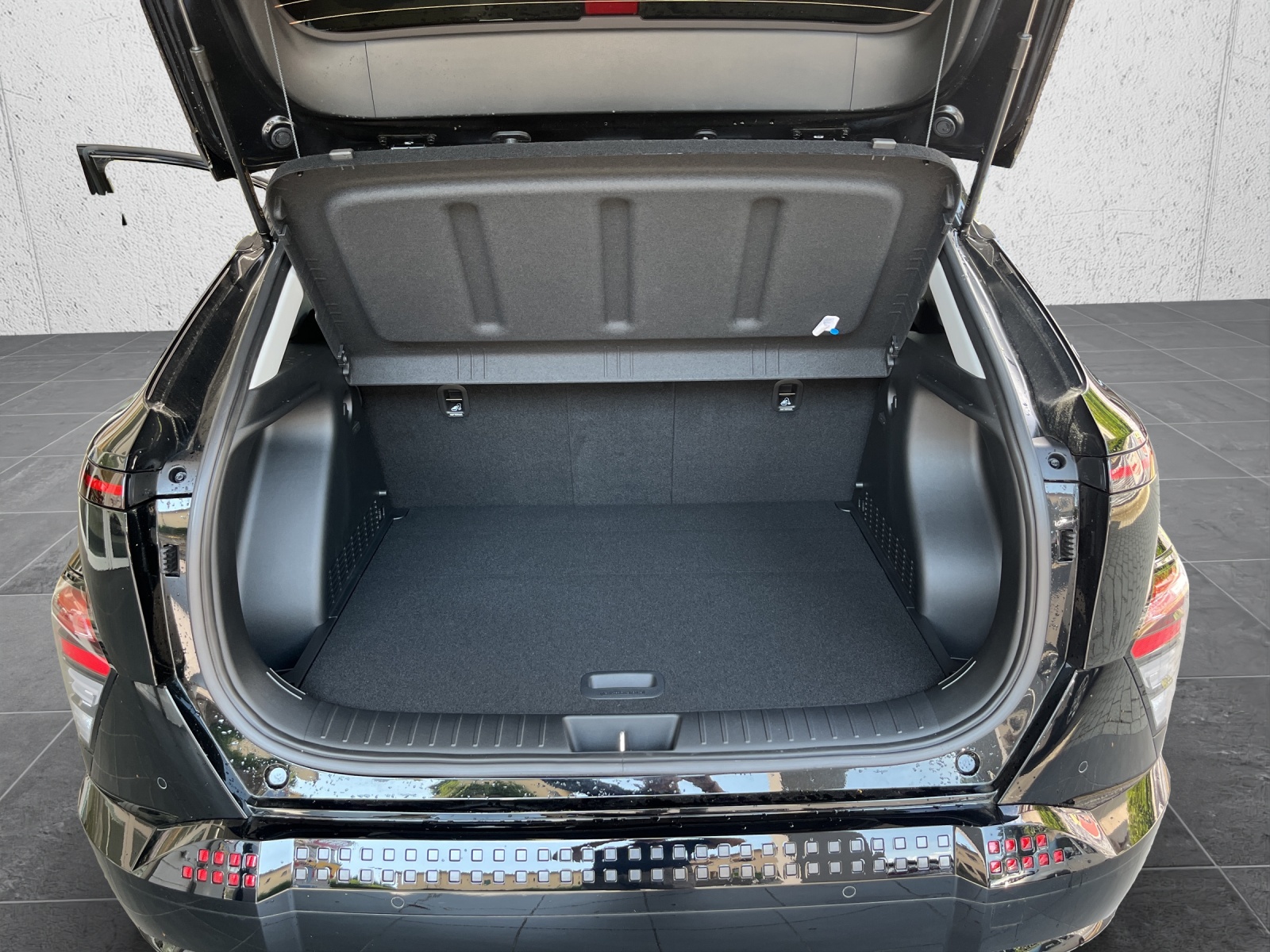 HYUNDAI Kona EV 65.4 kWh Amplia-image-11