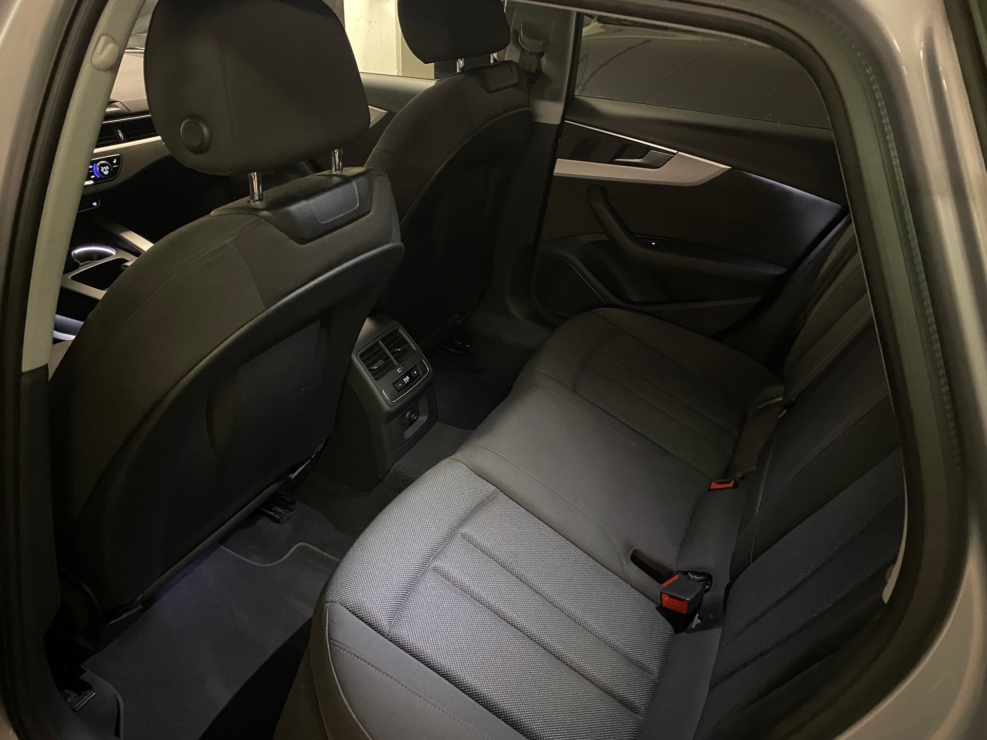AUDI A4 Avant 40 TDI Attraction quattro S-tronic-image-11