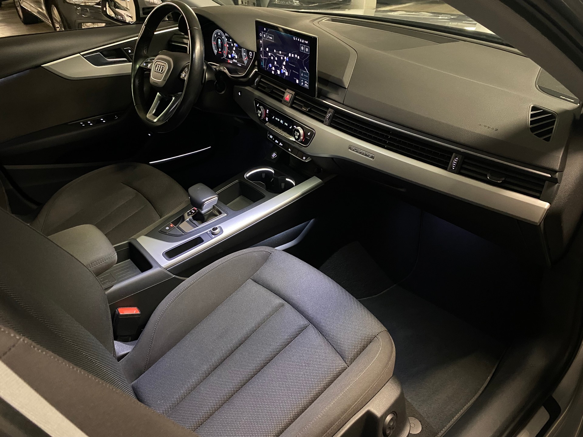 AUDI A4 Avant 40 TDI Attraction quattro S-tronic-image-9