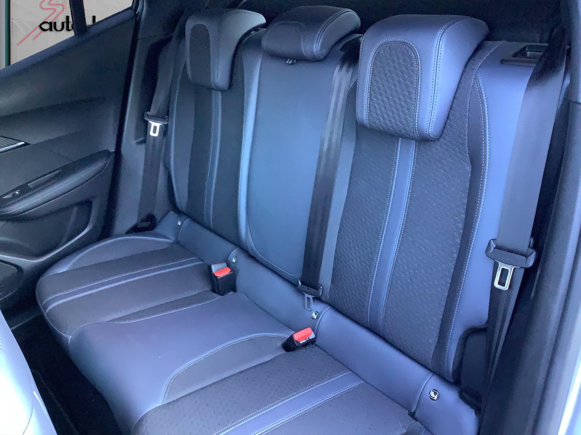 PEUGEOT 2008 1.2 PureTech Allure-image-10