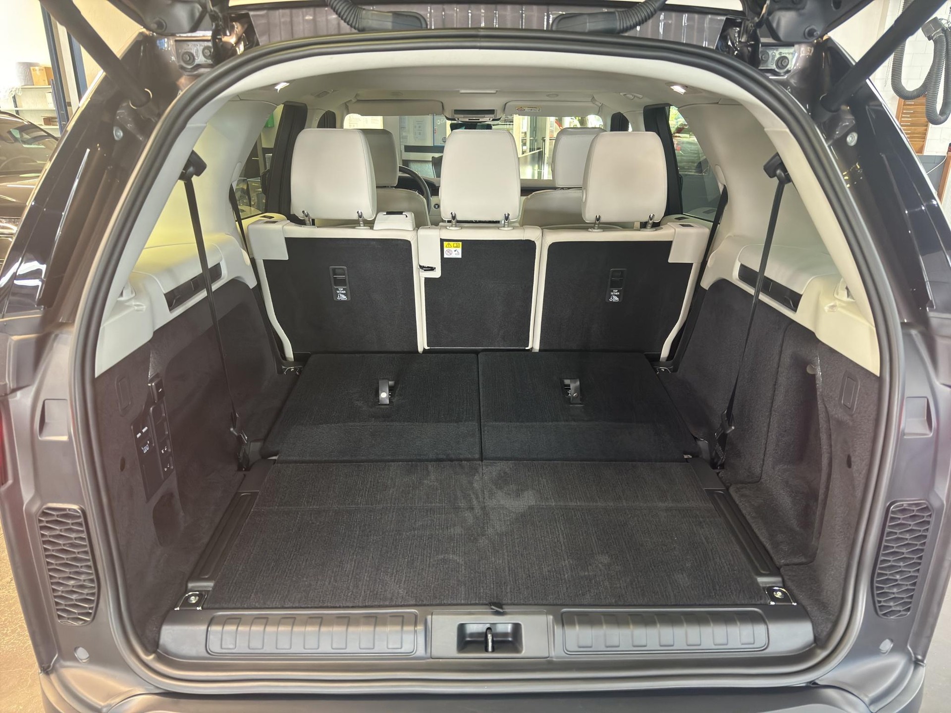 LAND ROVER Discovery 3.0 D I6 300 S-image-13