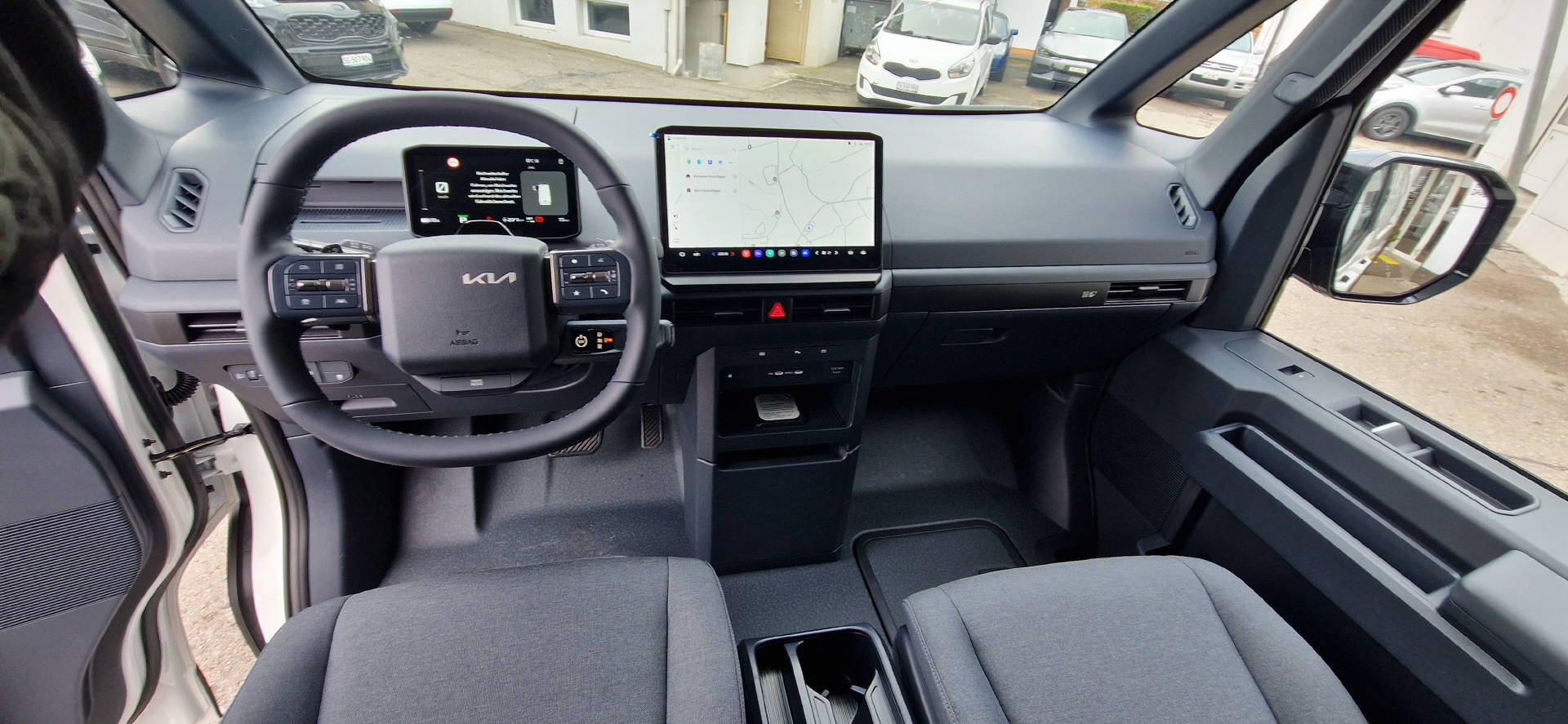 KIA PV5 Cargo 71.2 kWh Plus L2H1 3Door-image-4