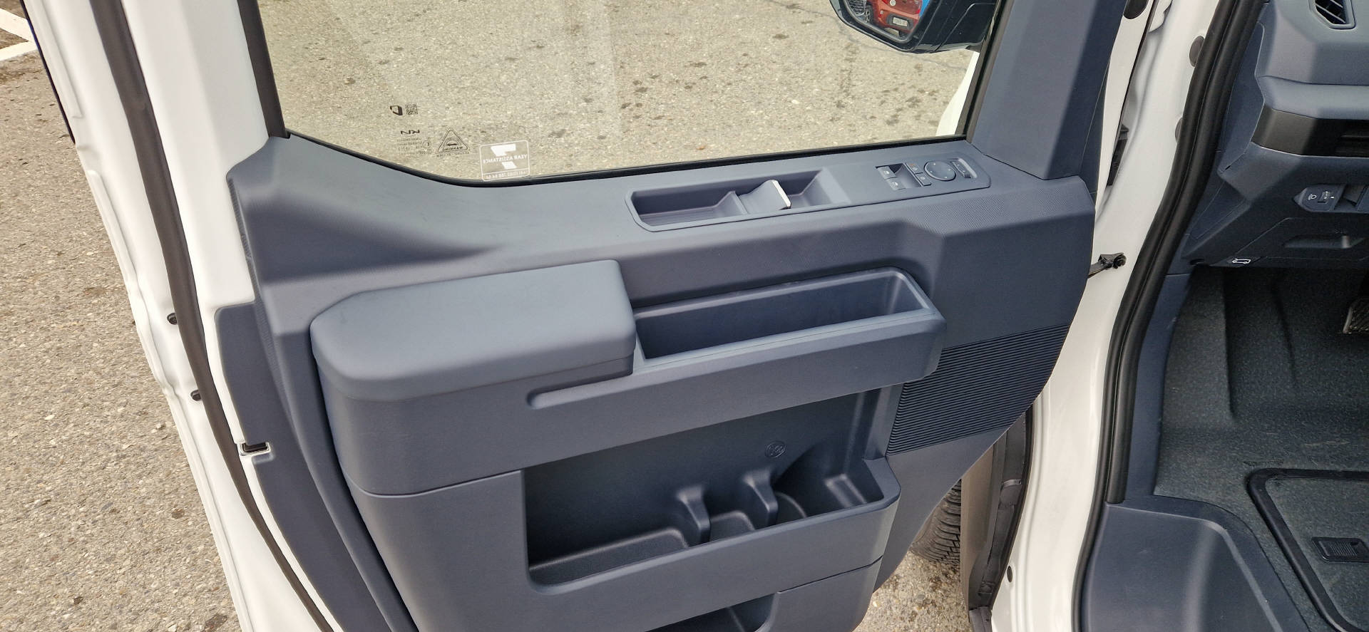 KIA PV5 Cargo 71.2 kWh Plus L2H1 3Door-image-2