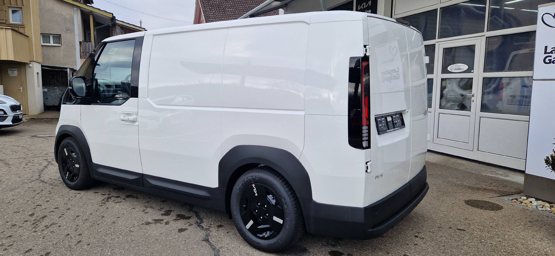 KIA PV5 Cargo 71.2 kWh Plus L2H1 3Door-image-13