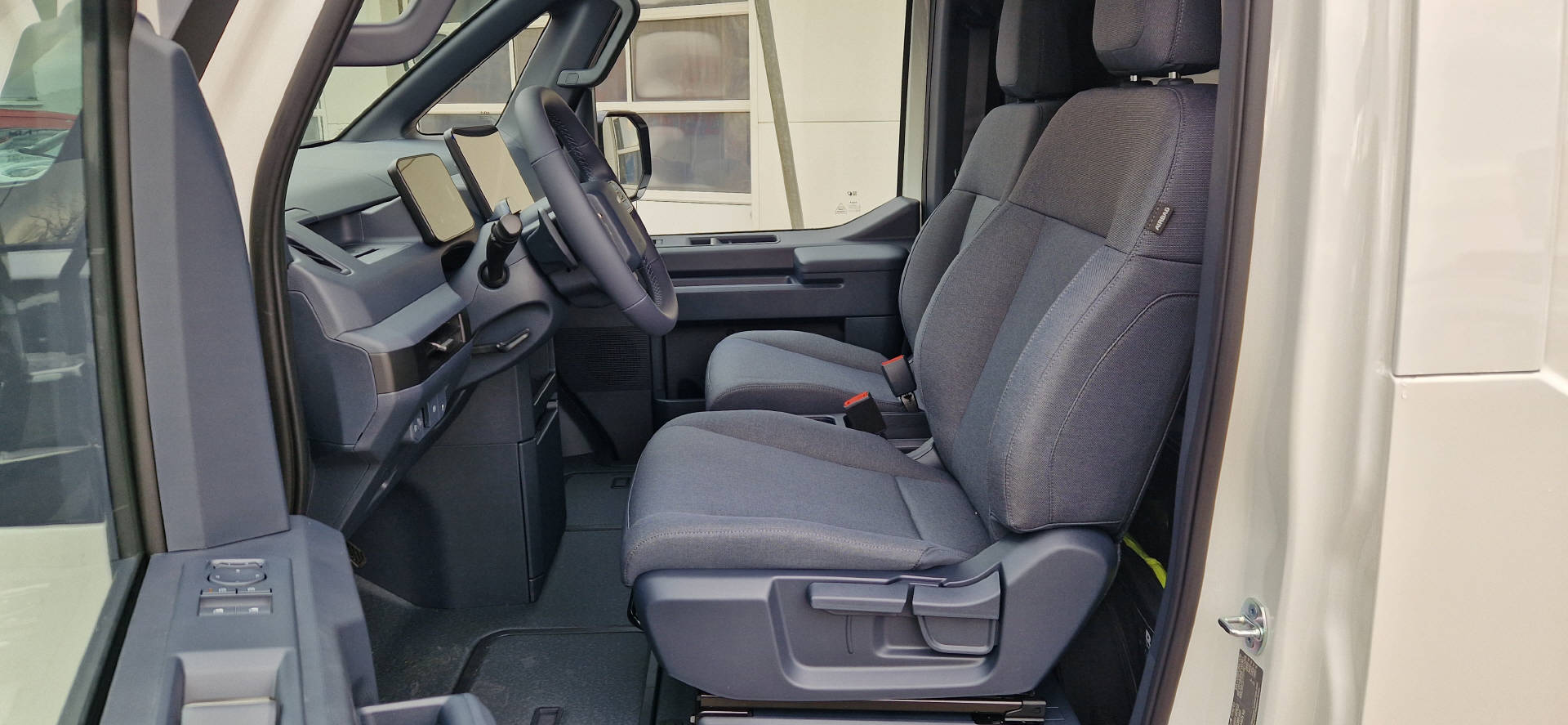 KIA PV5 Cargo 71.2 kWh Plus L2H1 3Door-image-3
