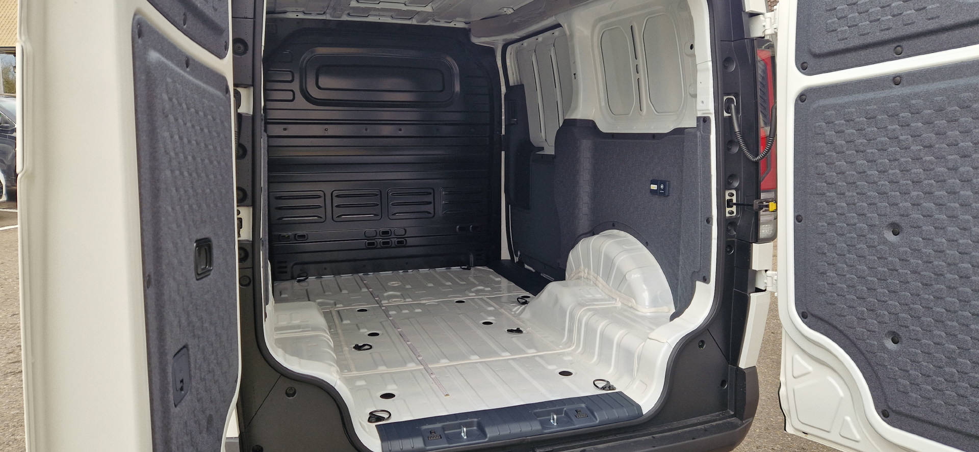 KIA PV5 Cargo 71.2 kWh Plus L2H1 3Door-image-14