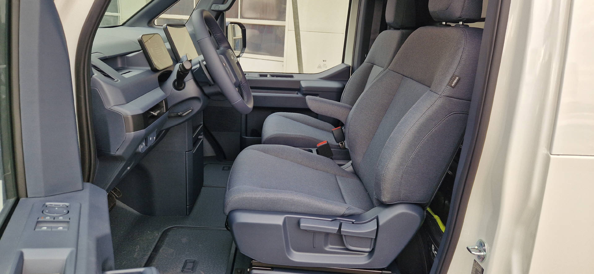 KIA PV5 Cargo 71.2 kWh Plus L2H1 3Door-image-10