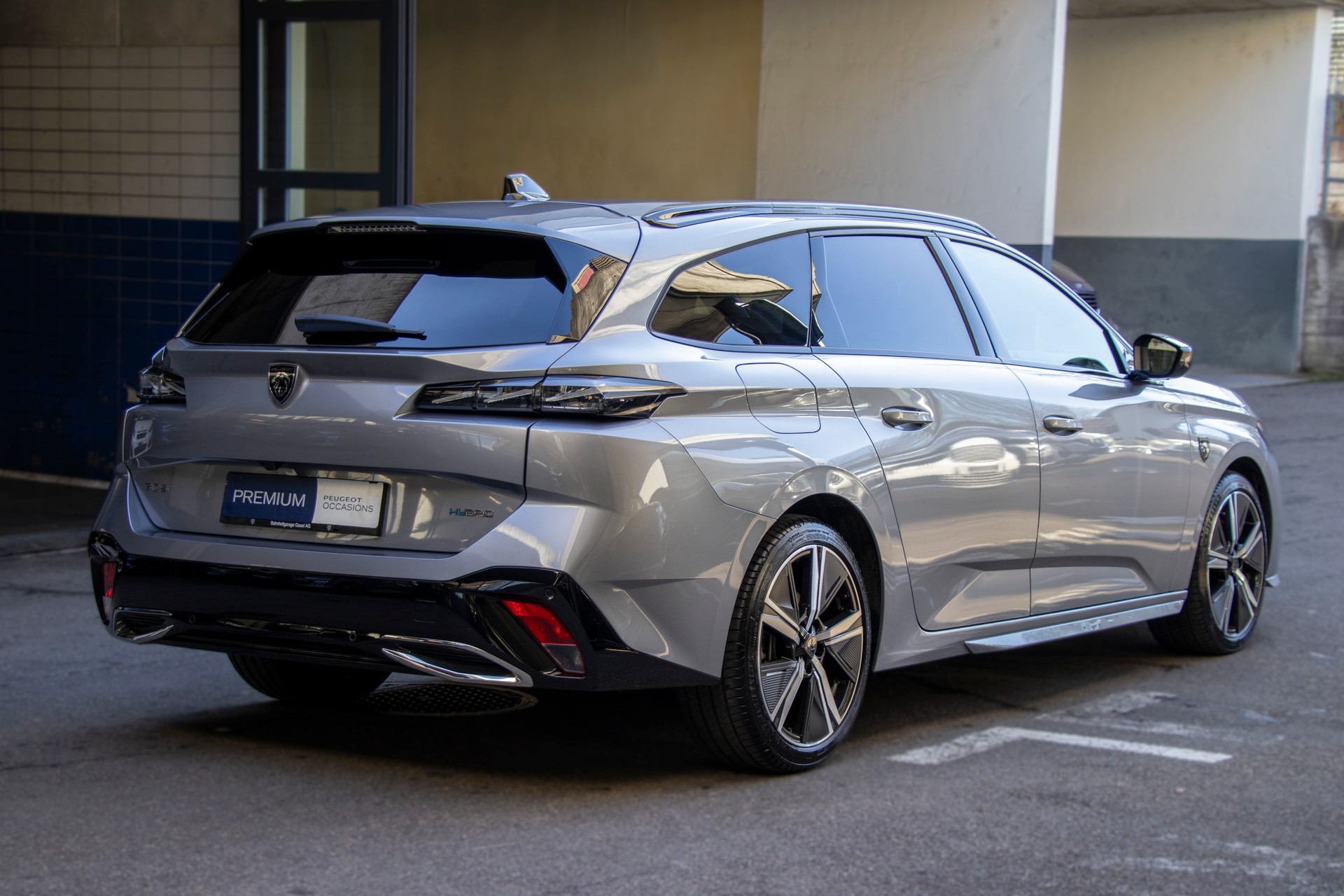 PEUGEOT 308 SW 1.6 PHEV 180 GT-image-2