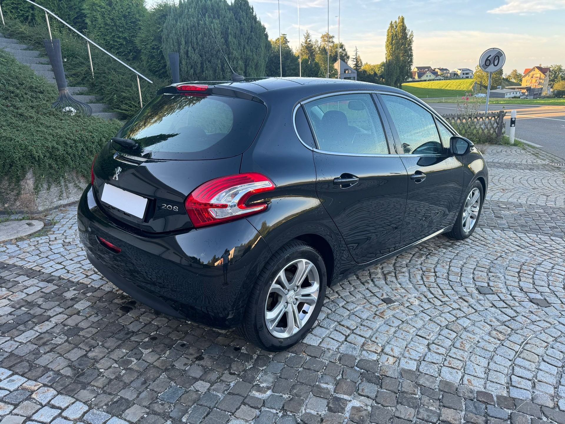 PEUGEOT 208 1.6 VTI Allure-image-6