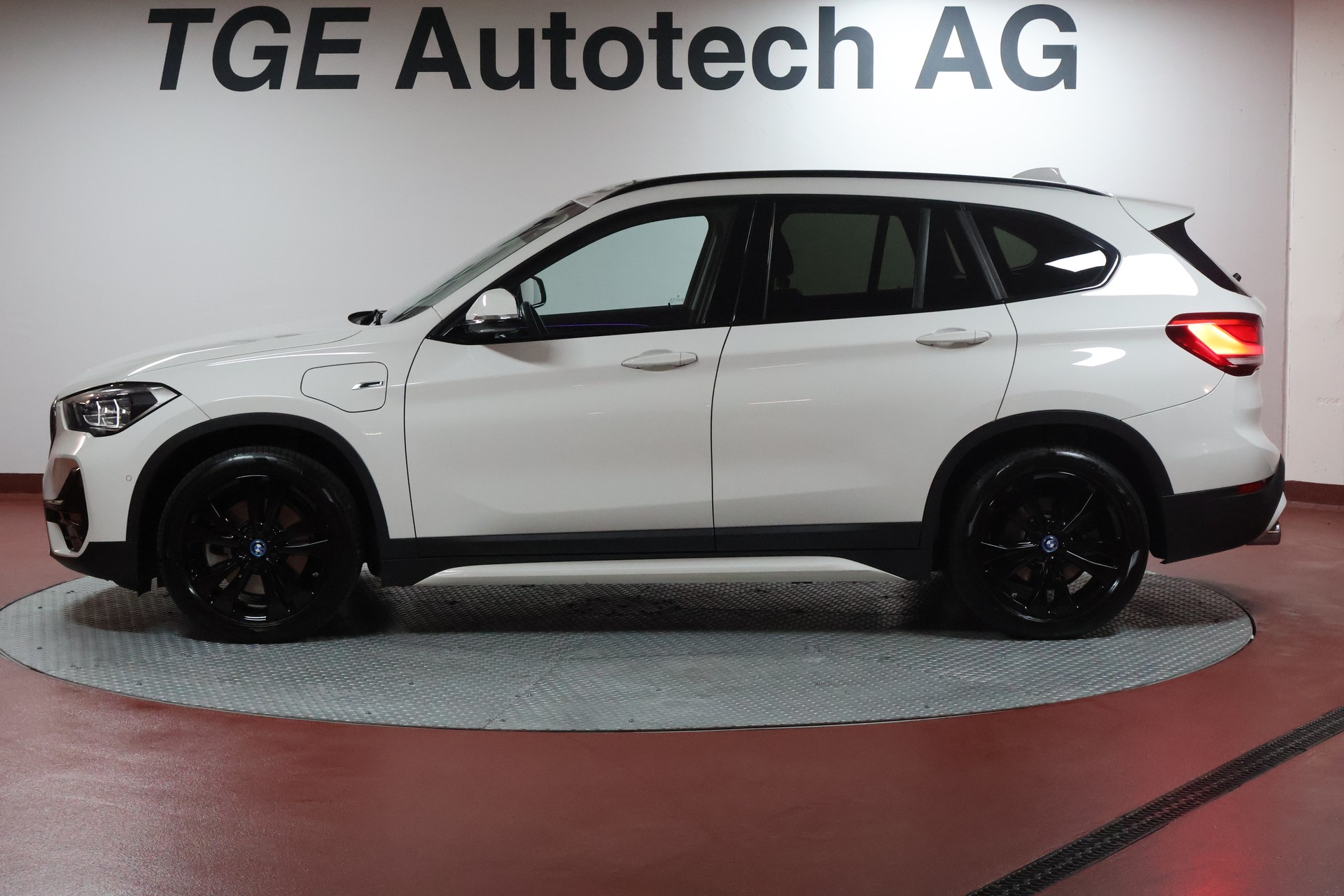 BMW X1 xDrive 25e Sport Line Steptronic-image-3