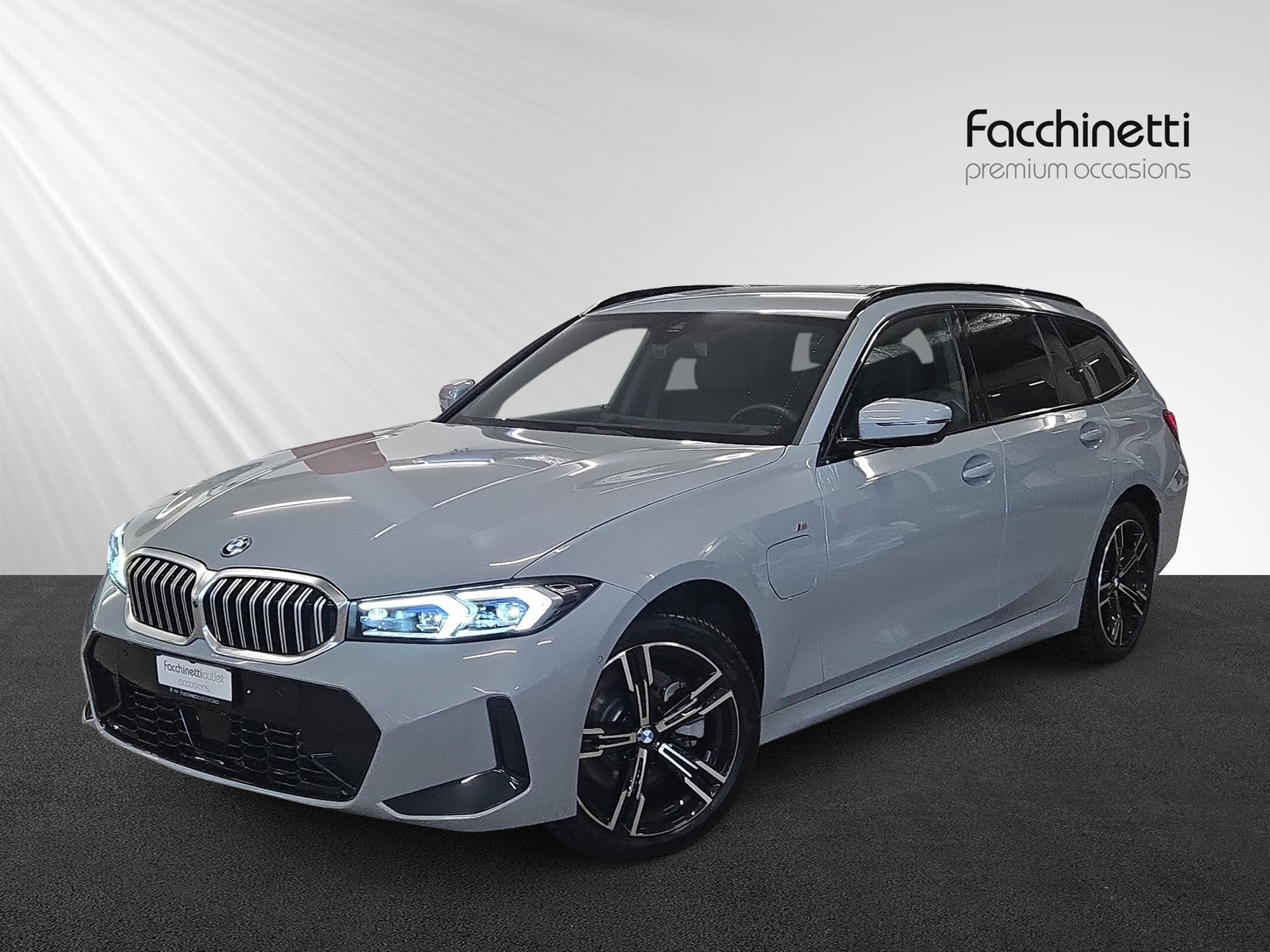 BMW 330e x DriveTouring Steptronic M Sport-image-0
