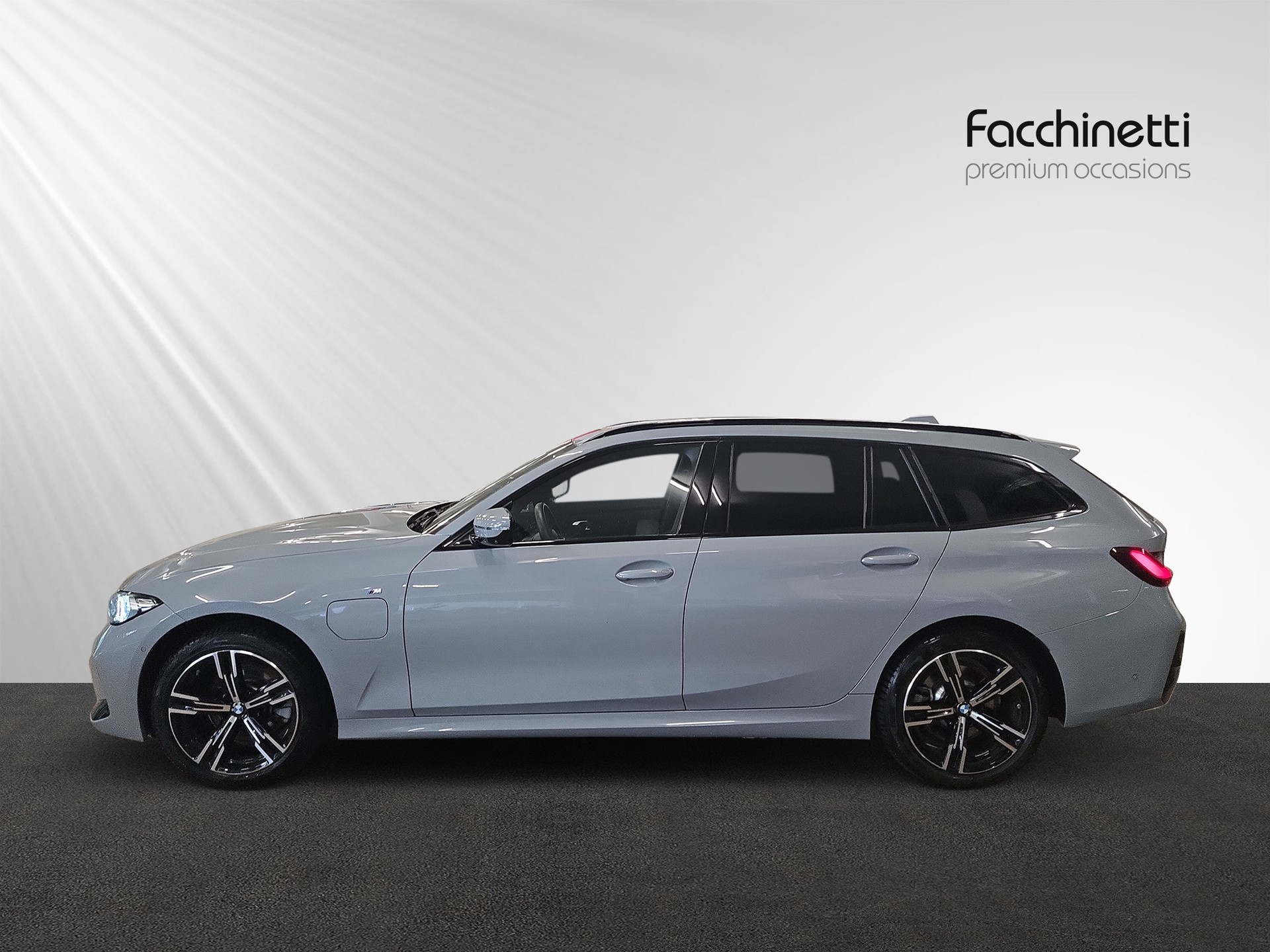BMW 330e x DriveTouring Steptronic M Sport-image-1