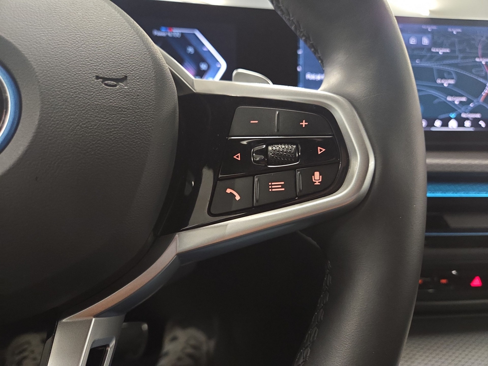 BMW 330e x DriveTouring Steptronic M Sport-image-14
