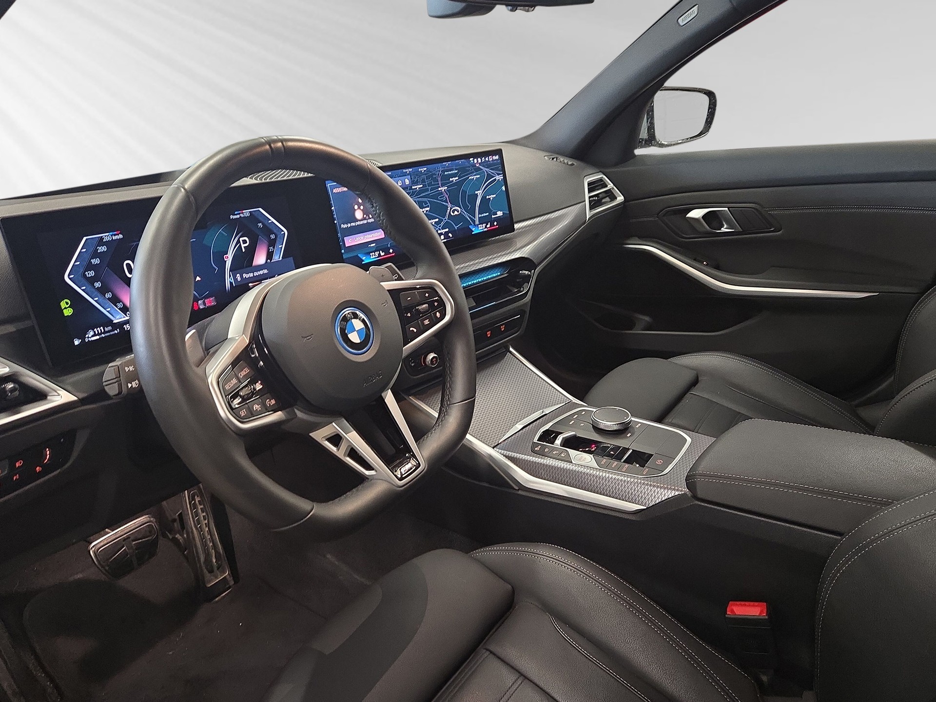 BMW 330e x DriveTouring Steptronic M Sport-image-3