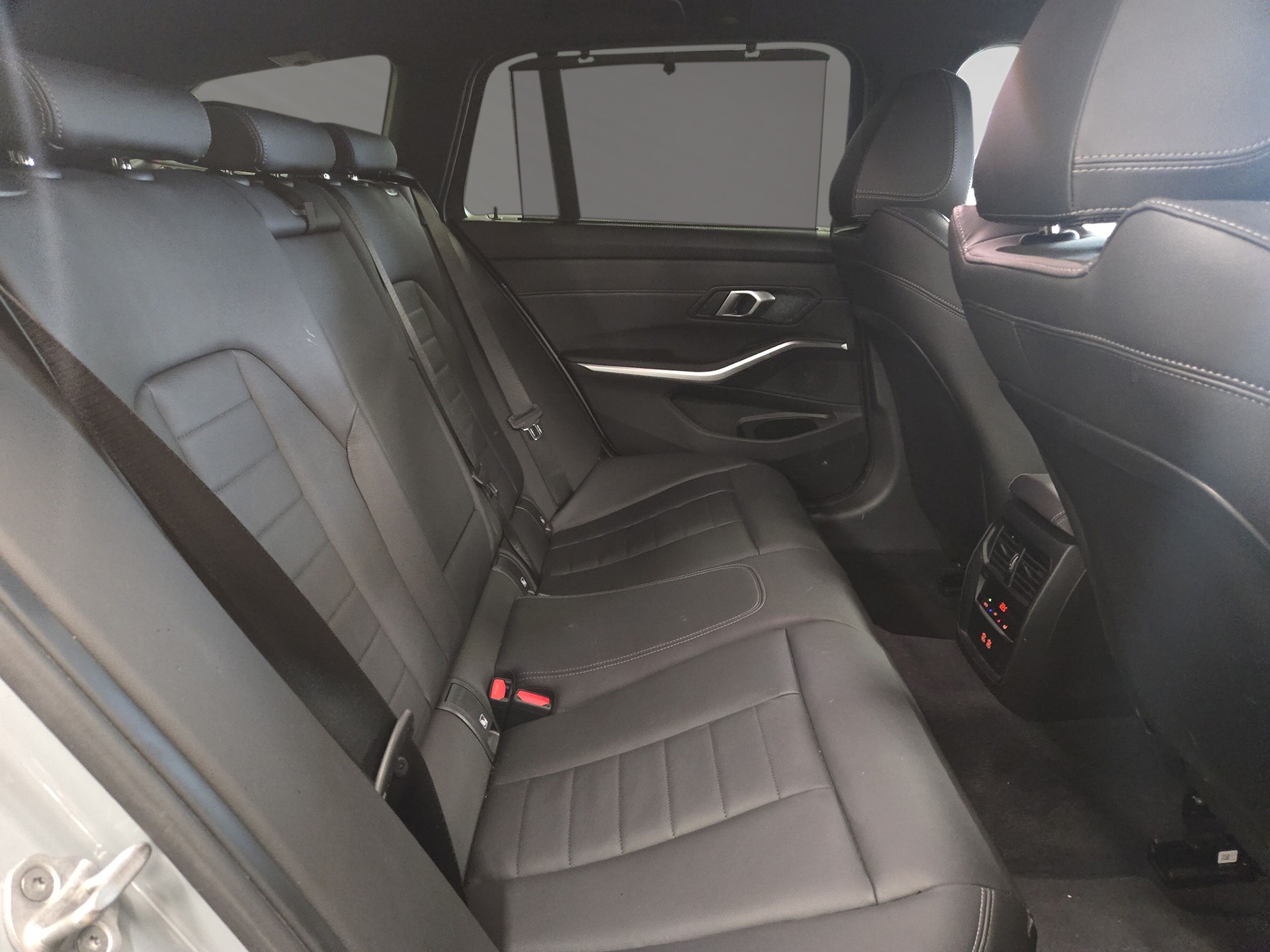 BMW 330e x DriveTouring Steptronic M Sport-image-6