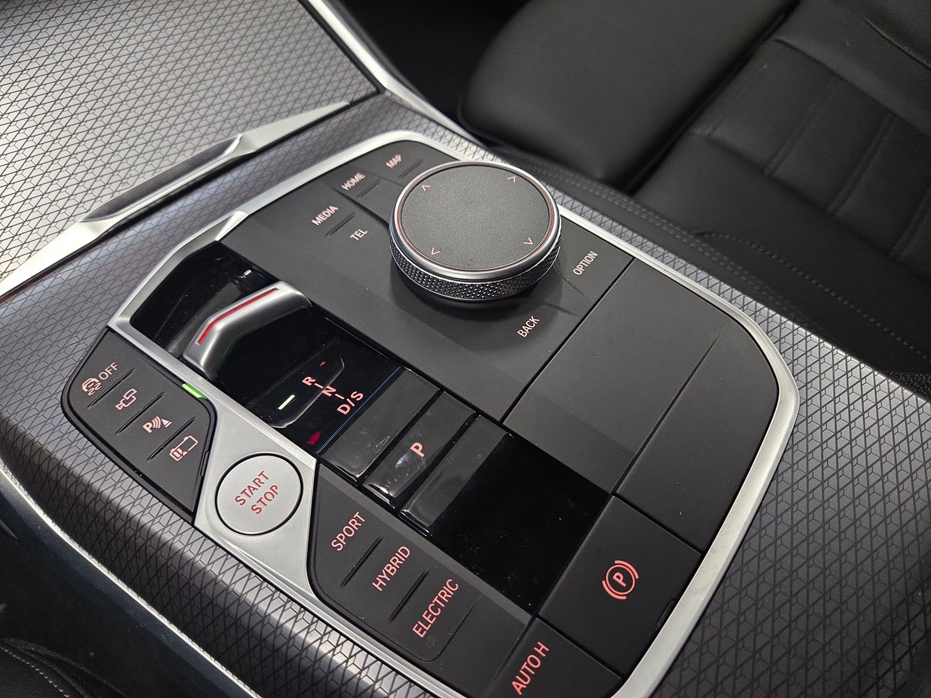 BMW 330e x DriveTouring Steptronic M Sport-image-10