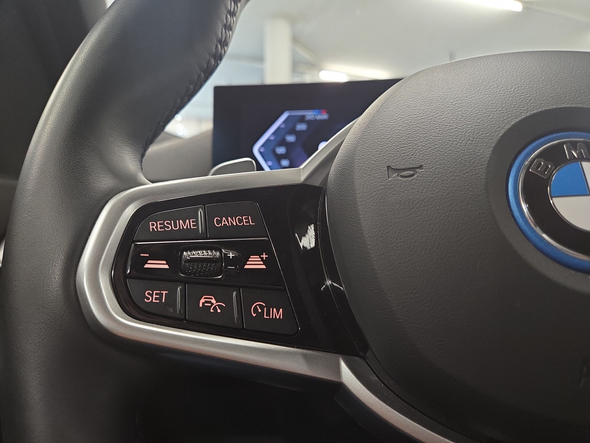 BMW 330e x DriveTouring Steptronic M Sport-image-13