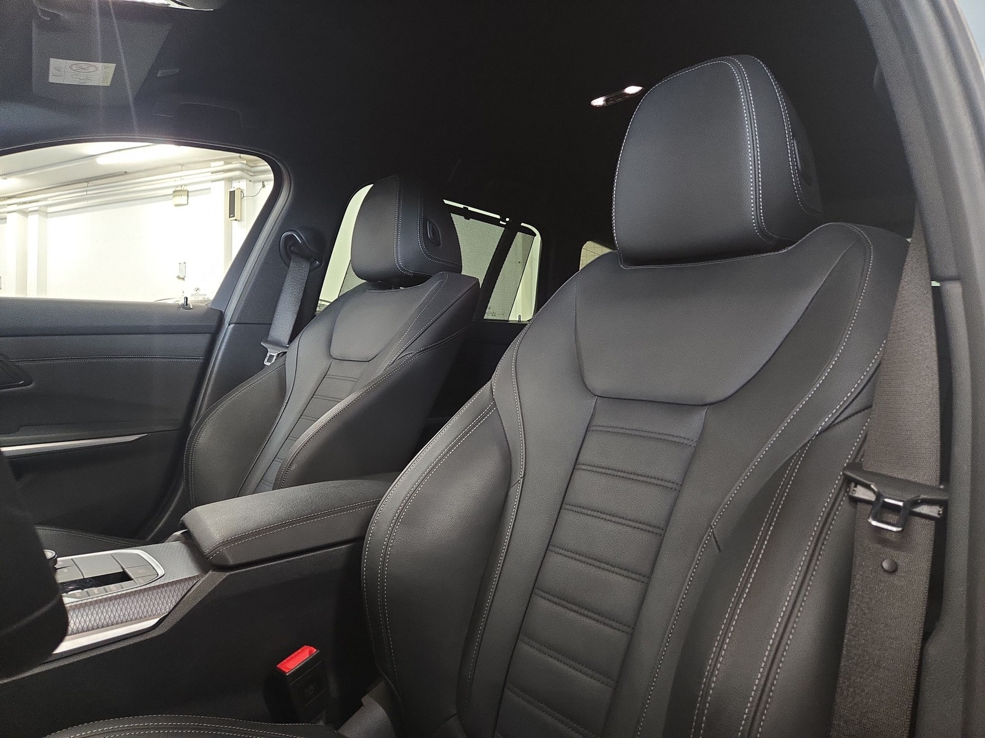 BMW 330e x DriveTouring Steptronic M Sport-image-9