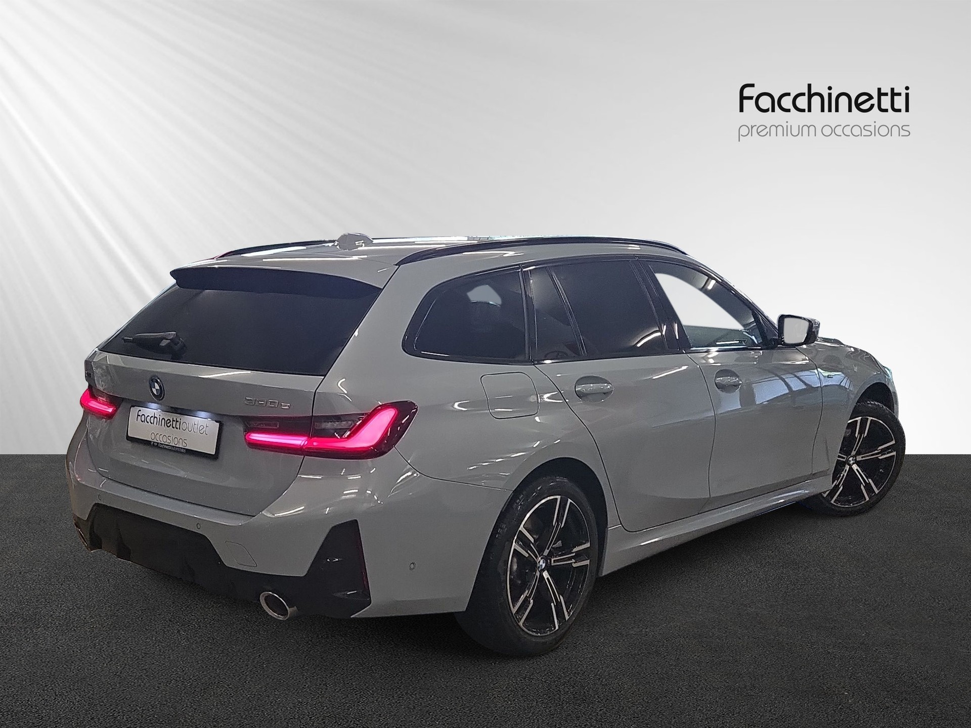 BMW 330e x DriveTouring Steptronic M Sport-image-2