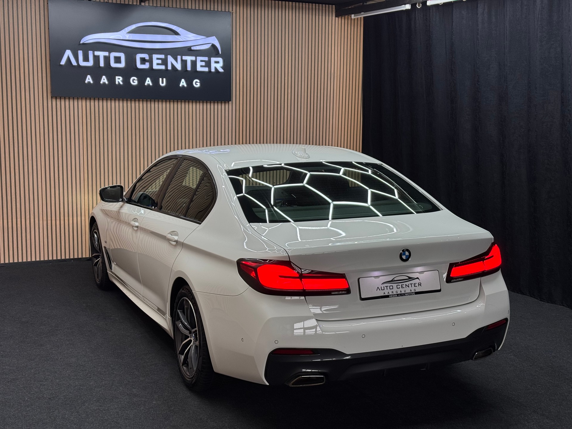 BMW 530d xDrive M Sport SAG / Lenkradheizung / Ambientebeleuchtung / *ab CHF 359.-/ Monat*-showroom-element-3