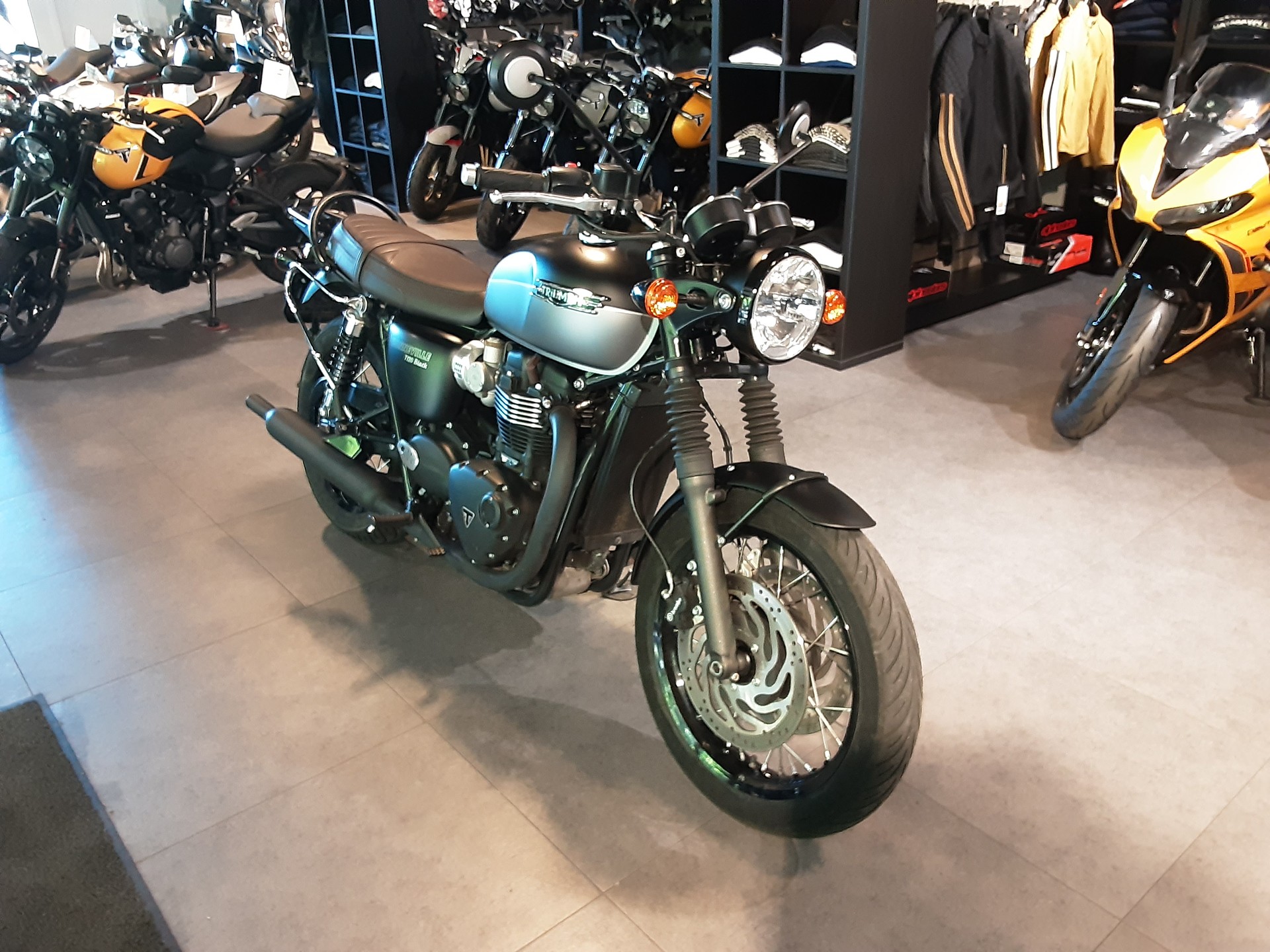 TRIUMPH Bonneville T120 Black-image-2
