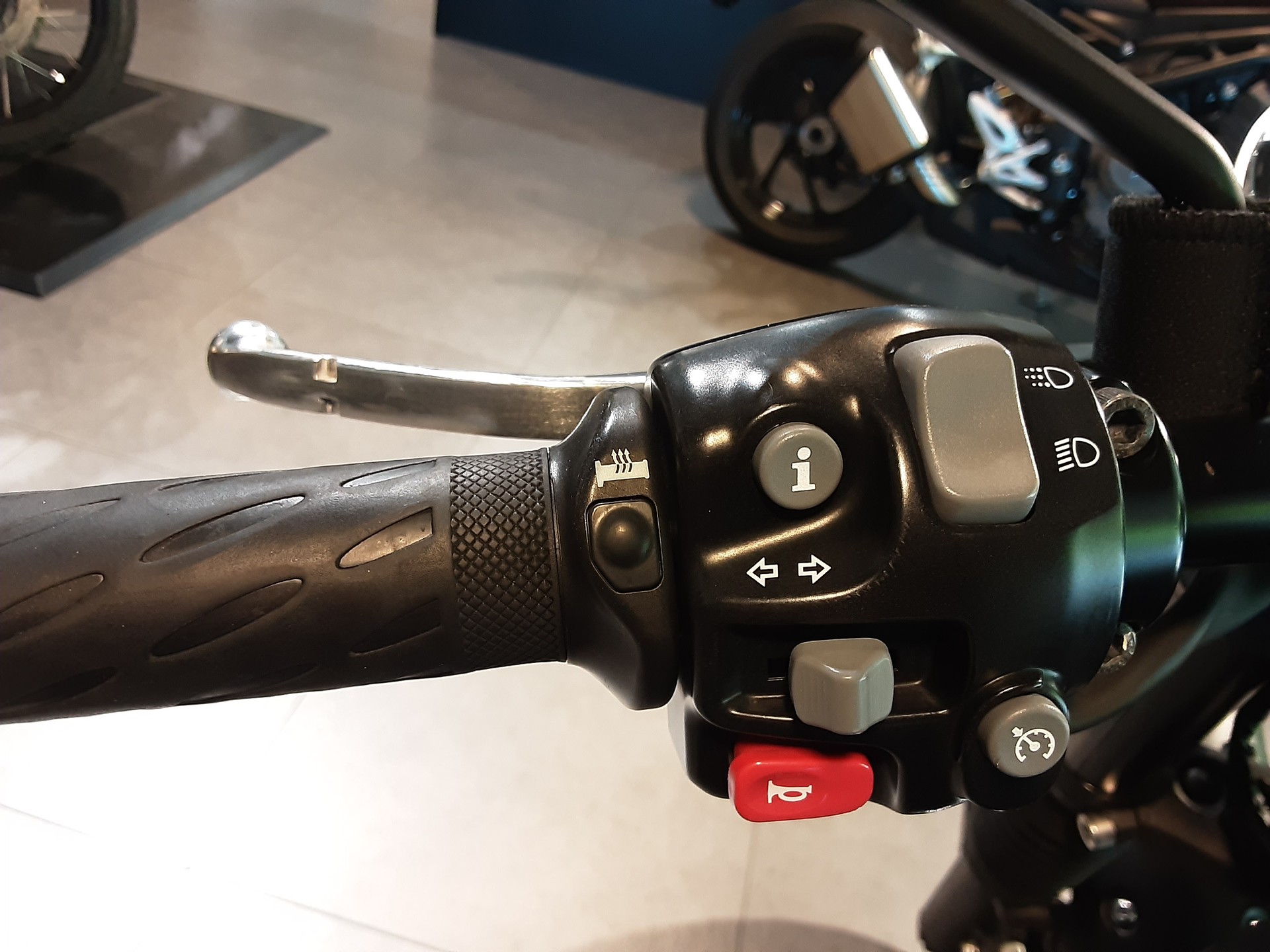 TRIUMPH Bonneville T120 Black-image-6