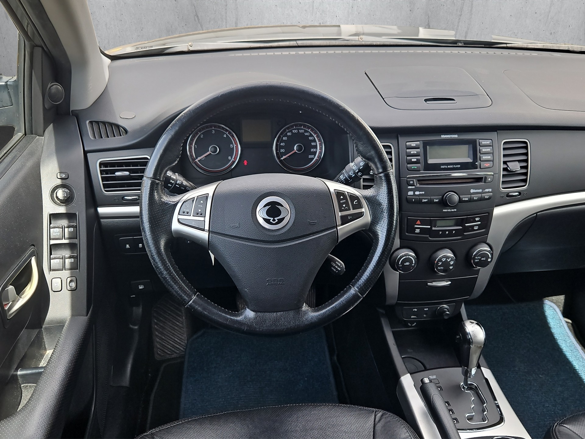 KGM-SsangYong Korando 2.0 e-XDI Family Edition 4WD Automatic-image-6