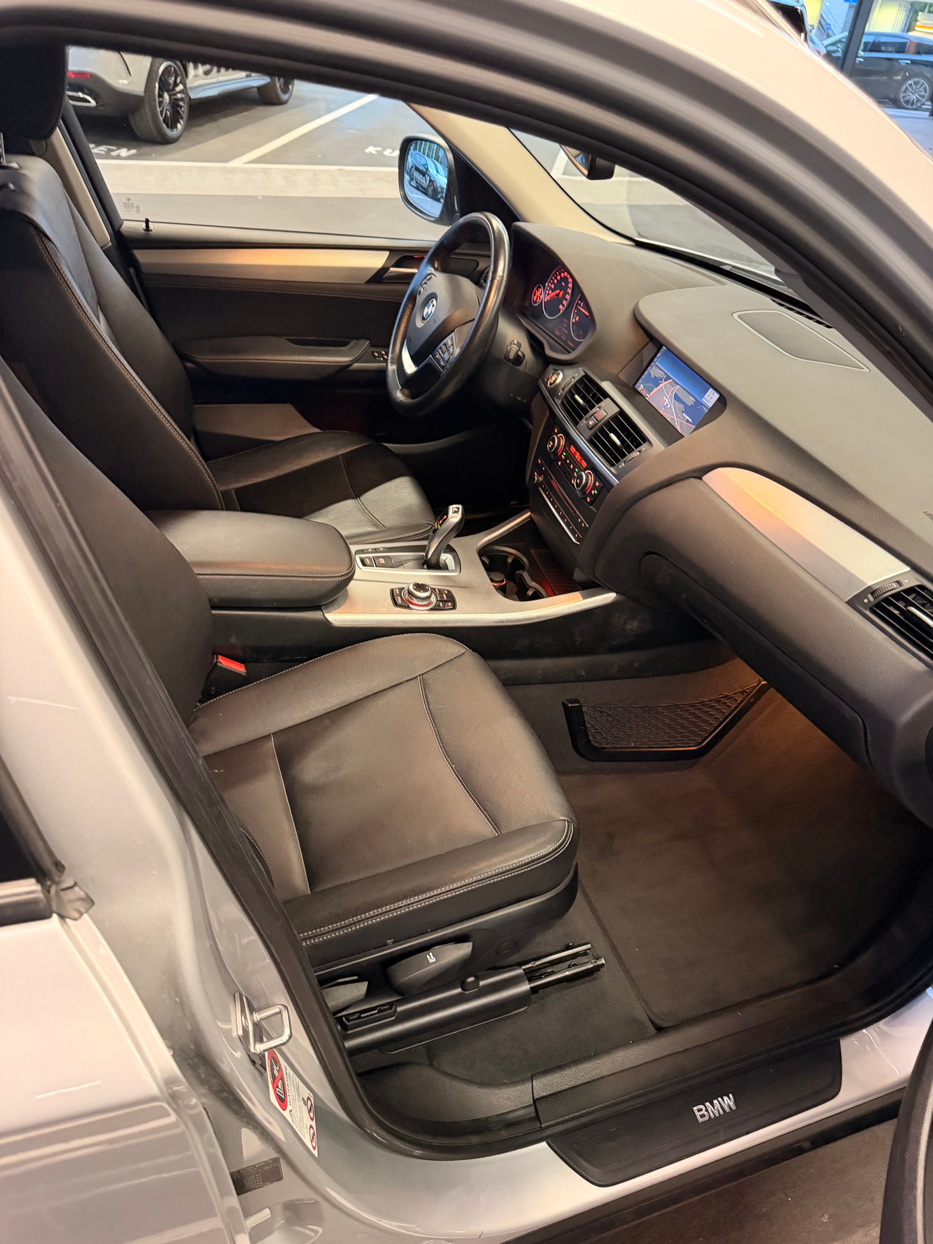BMW X3 xDrive20d Ab MFK | Leder | Xenon | Navi Prof. | Kamera-image-10