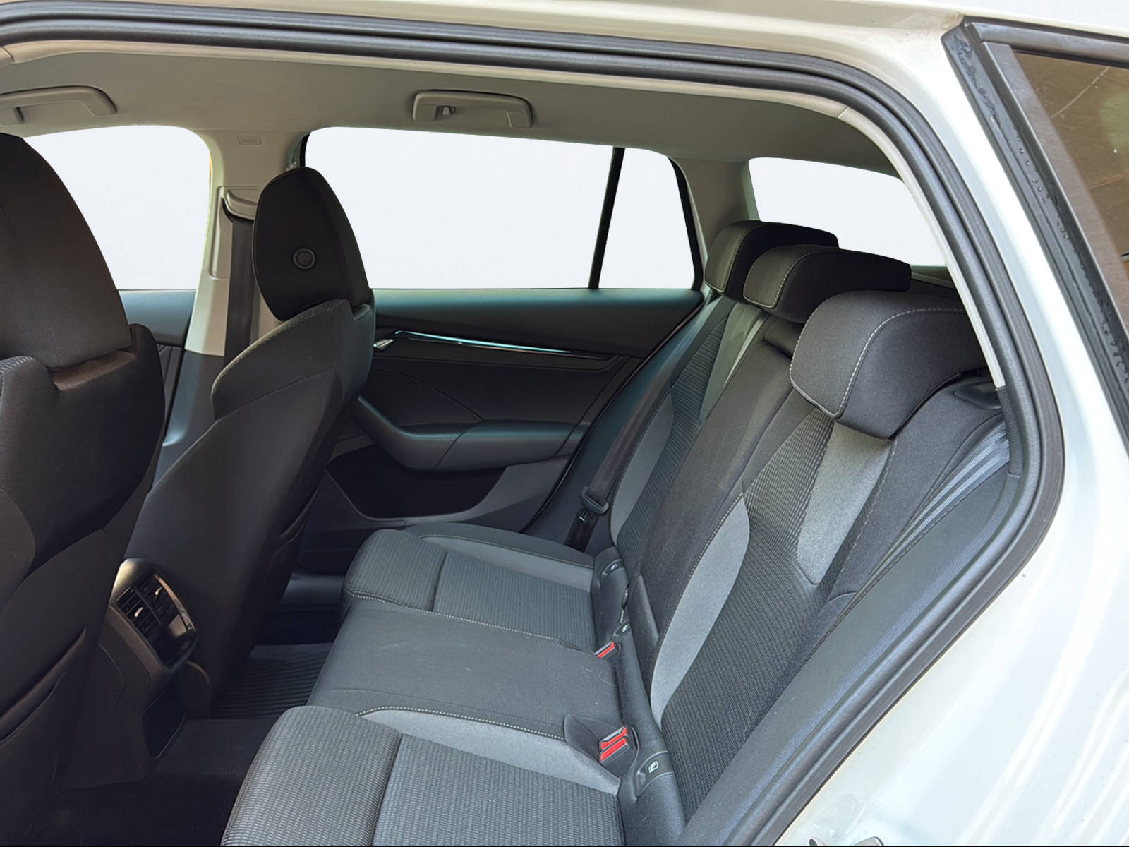 SKODA Octavia Combi 2.0 TDI DSG Ambition 4x4-image-13