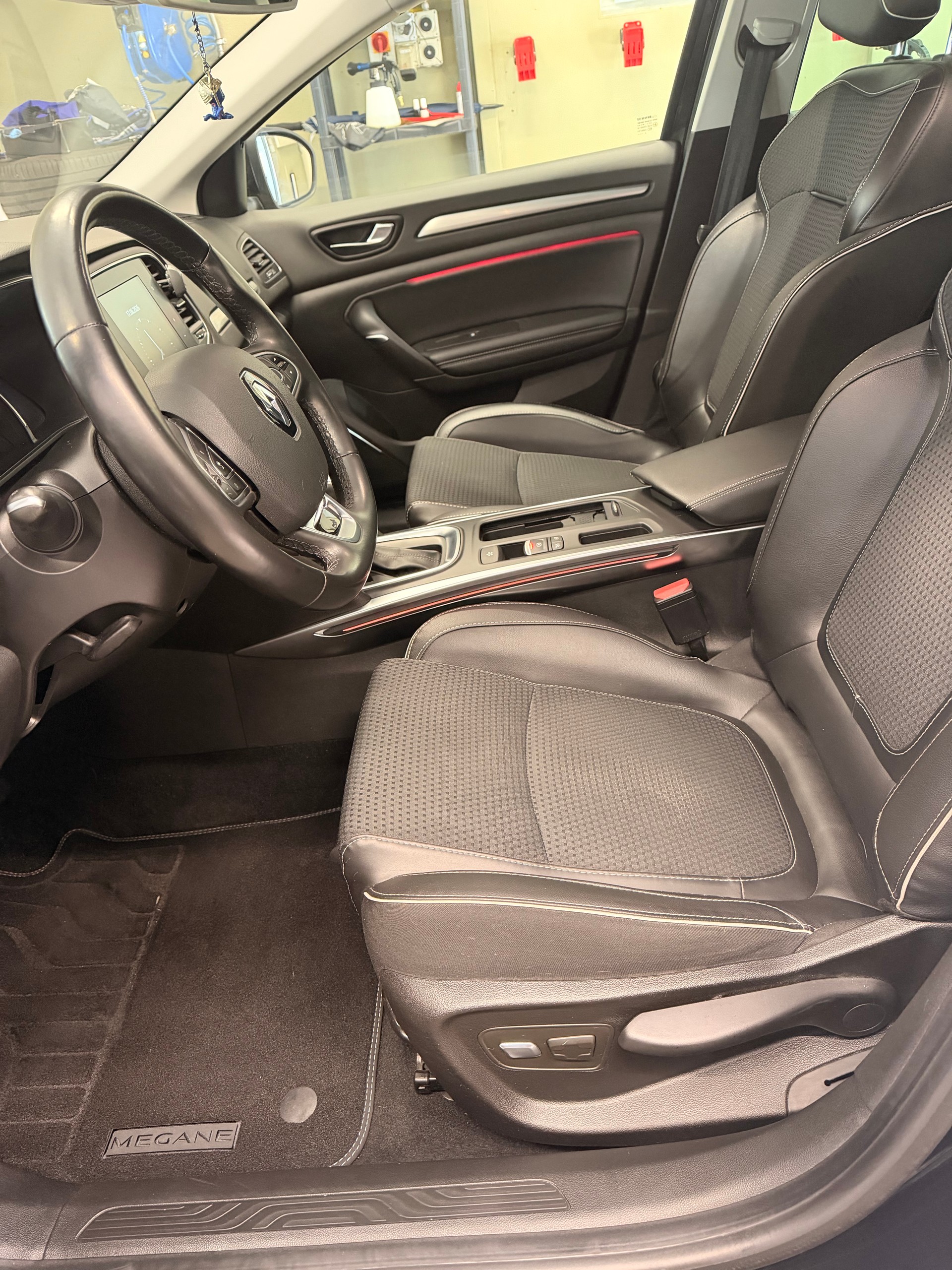 RENAULT Mégane Grandtour 1.2 16V Turbo Bose EDC-image-9