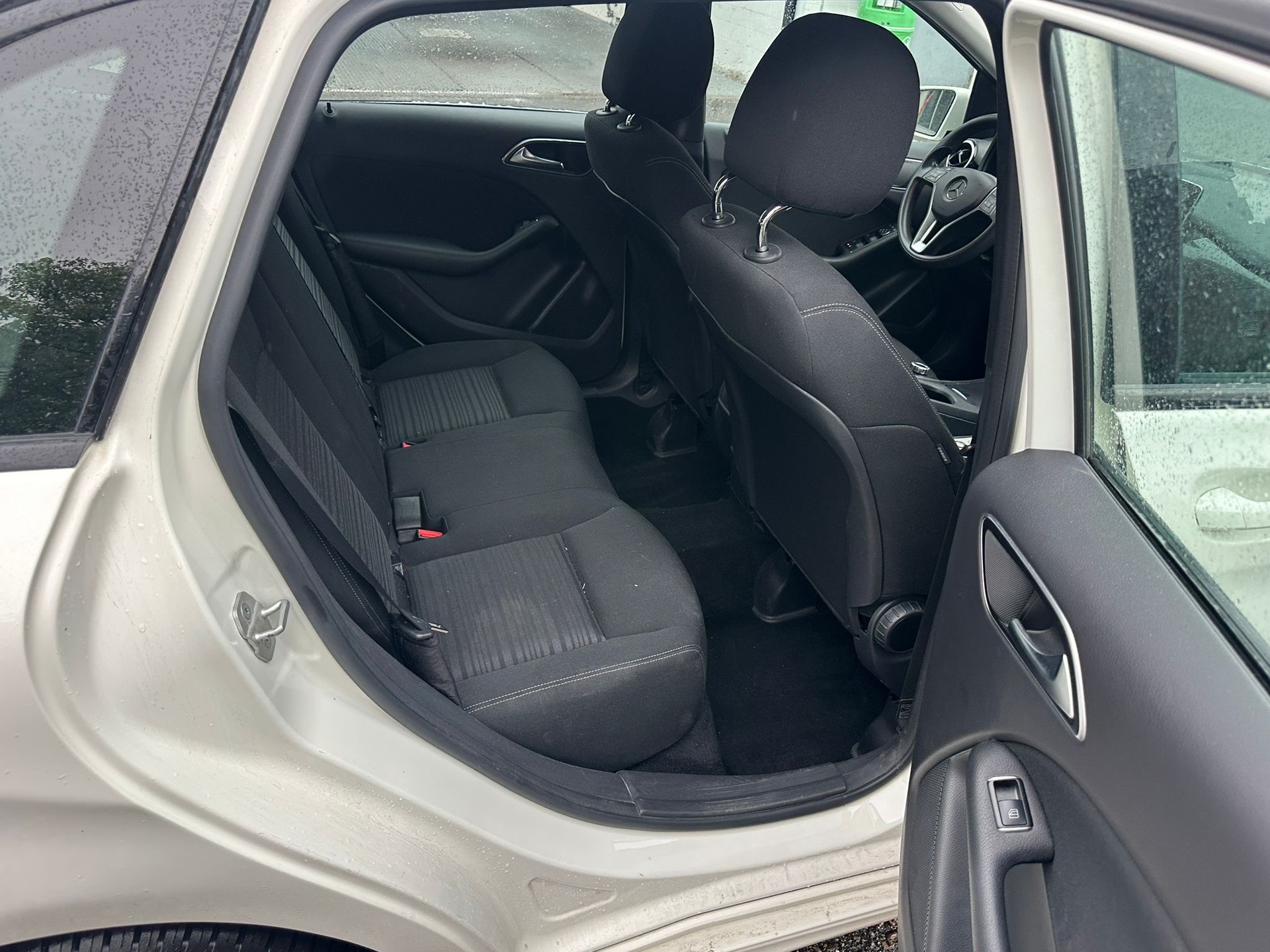 MERCEDES-BENZ B 200 CDI-image-11