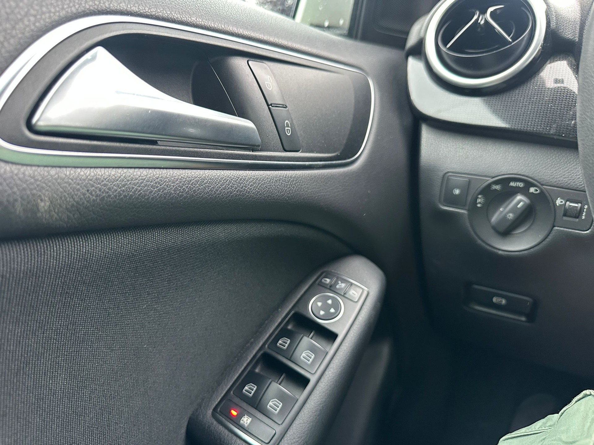 MERCEDES-BENZ B 200 CDI-image-9