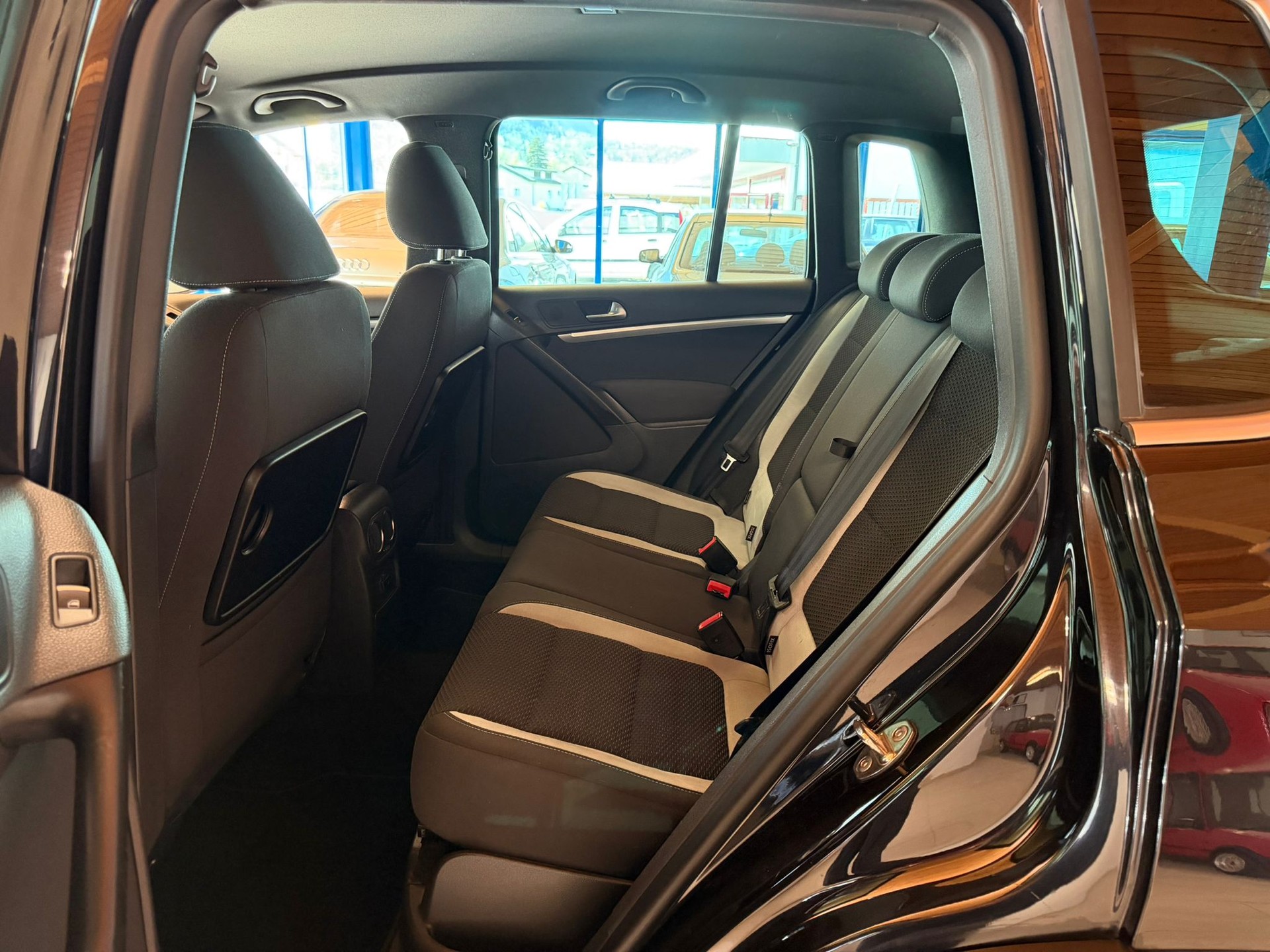 VW Tiguan 2.0 TSI R-Line Design 4Motion DSG-image-17