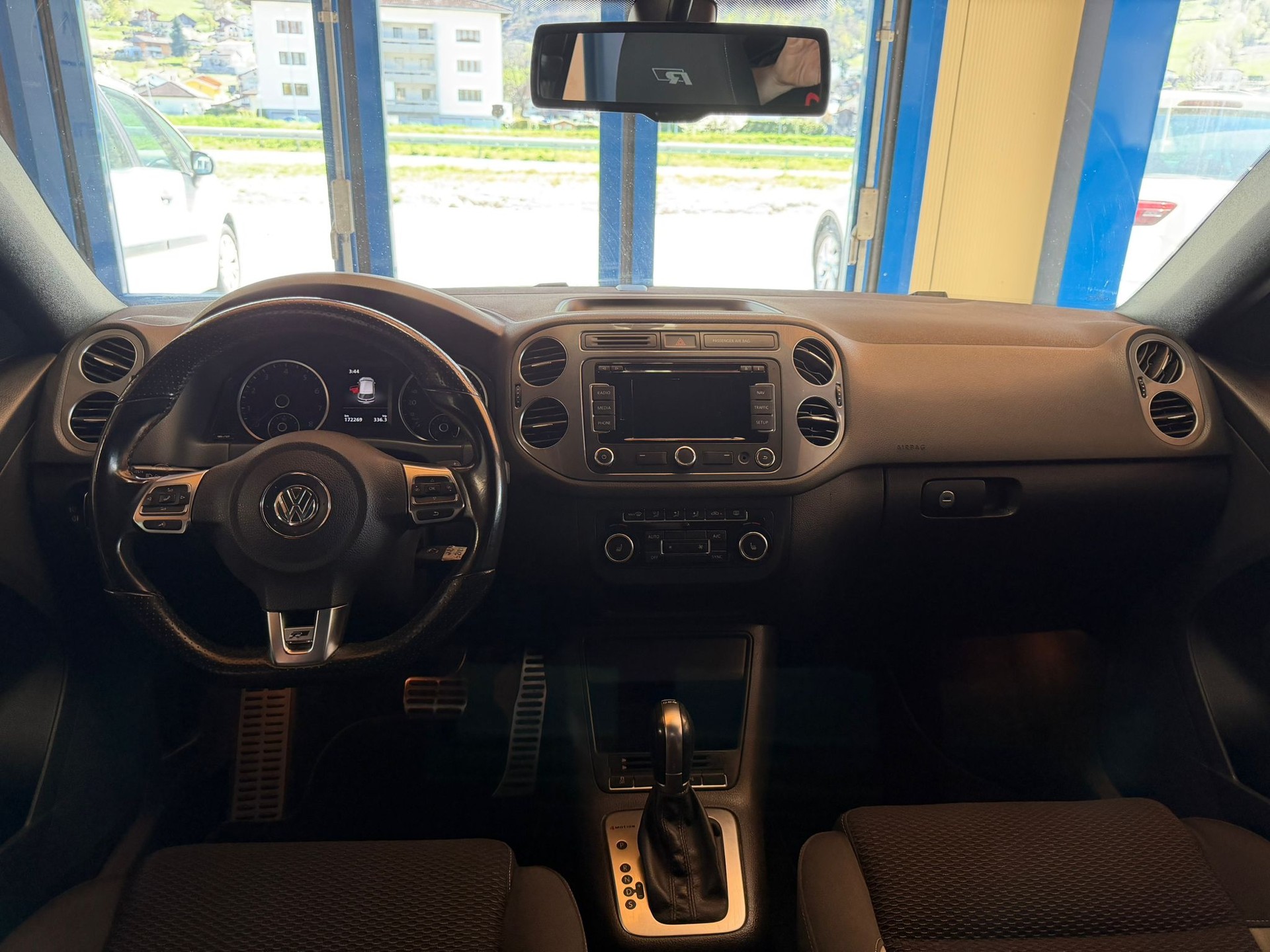 VW Tiguan 2.0 TSI R-Line Design 4Motion DSG-image-14