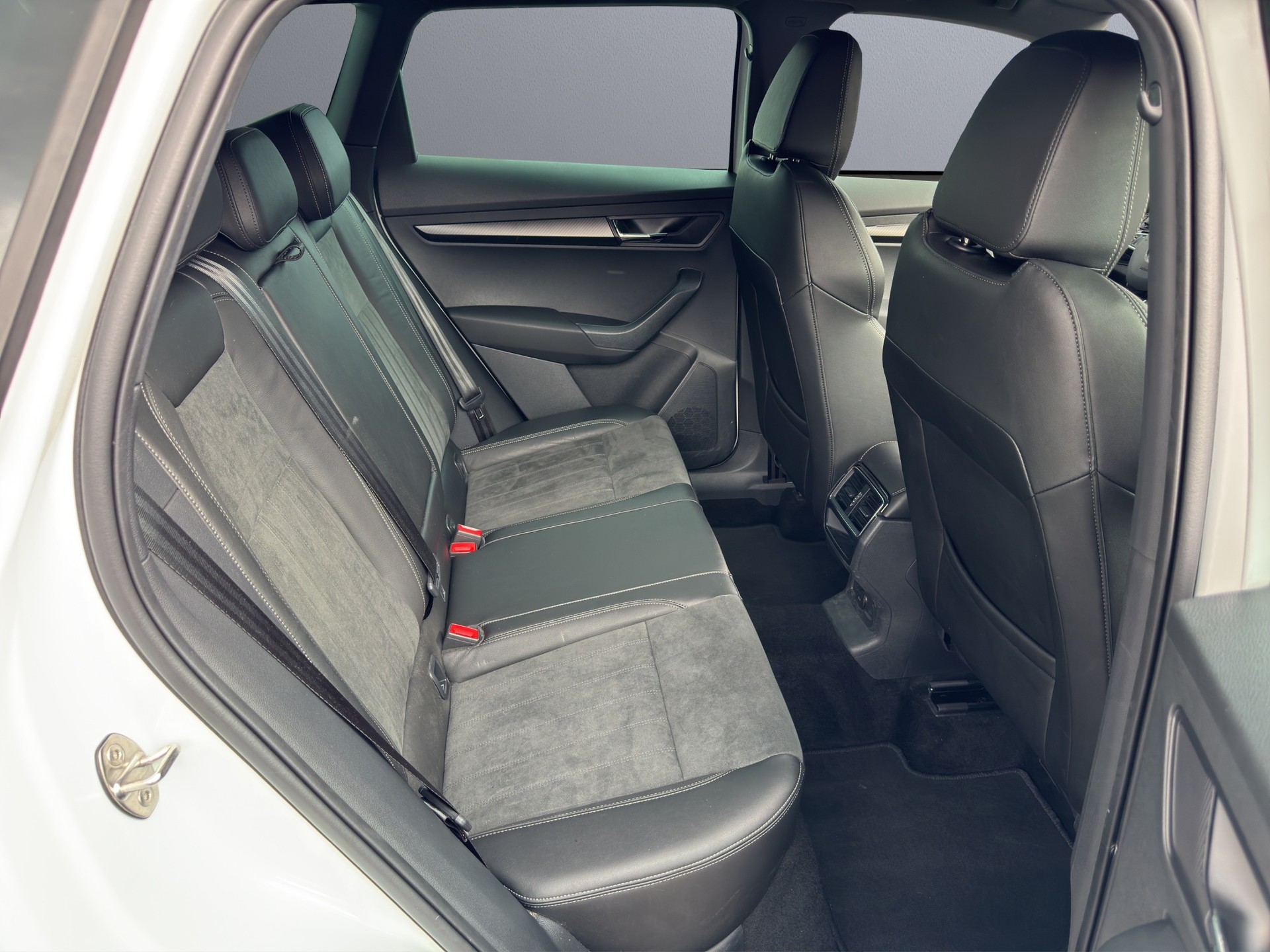 SKODA Karoq 2.0 TSI SportLine 4x4 DSG-image-16