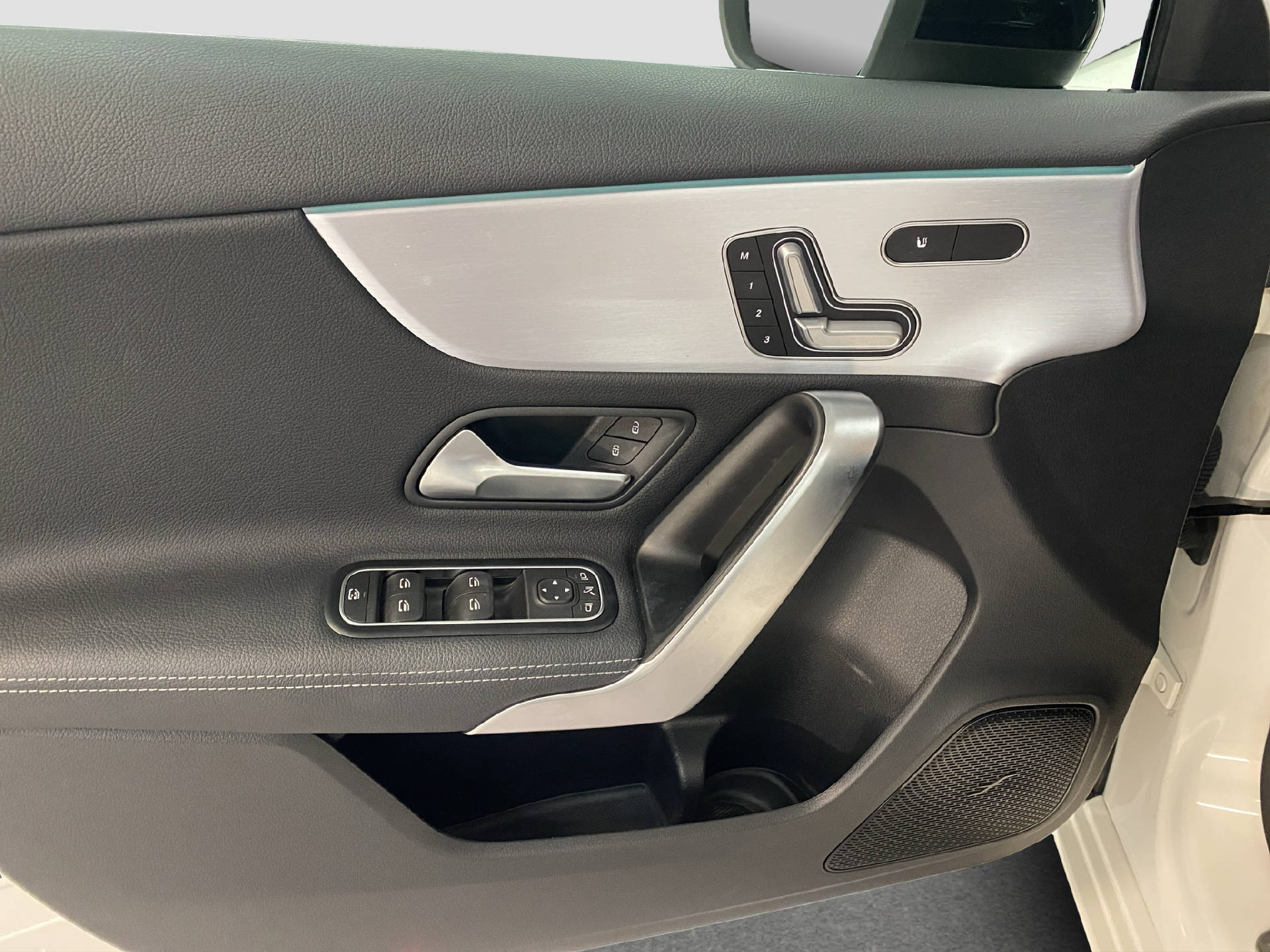 MERCEDES-BENZ A 180 Progressive-image-12
