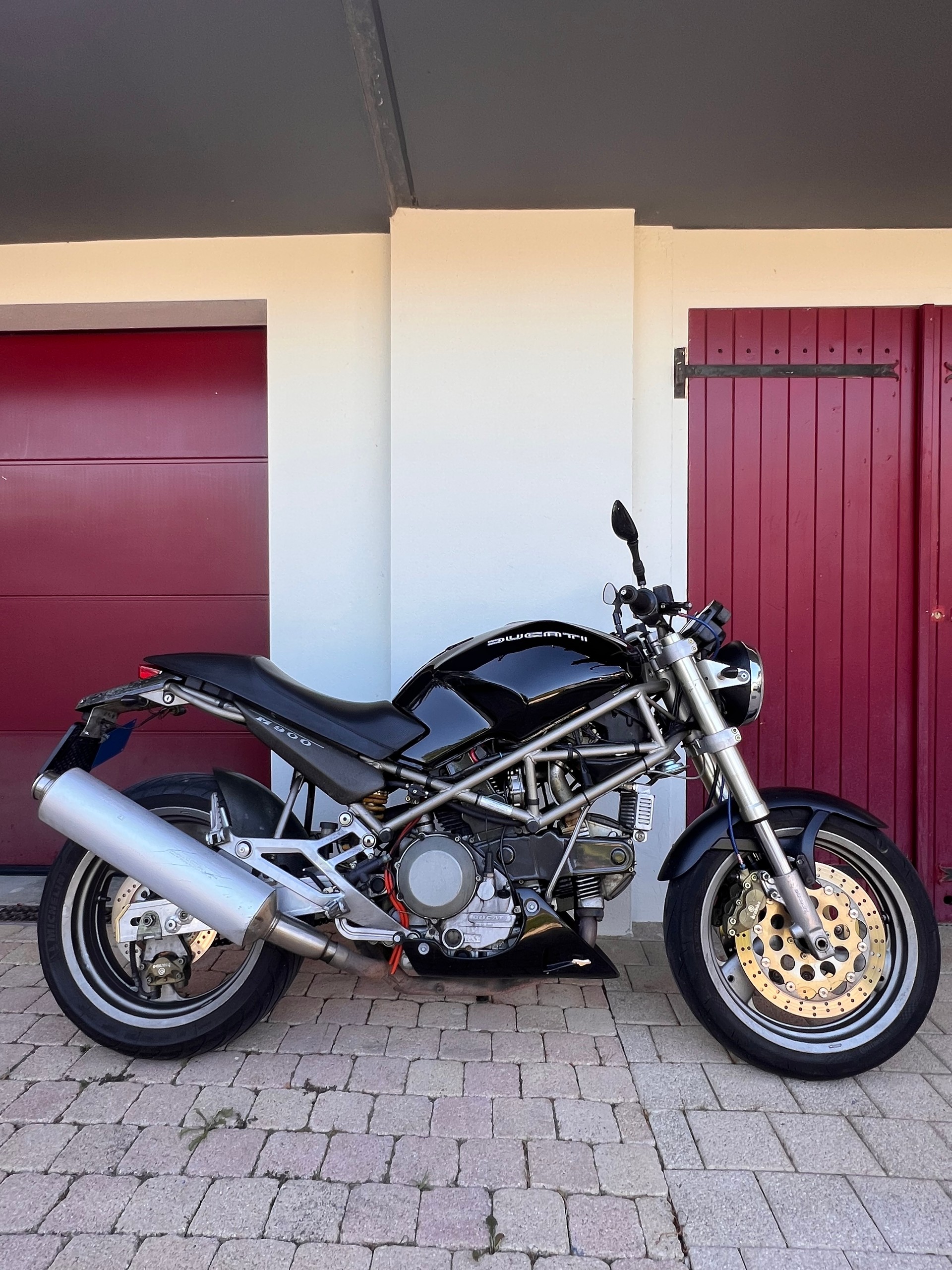 DUCATI Monster 900