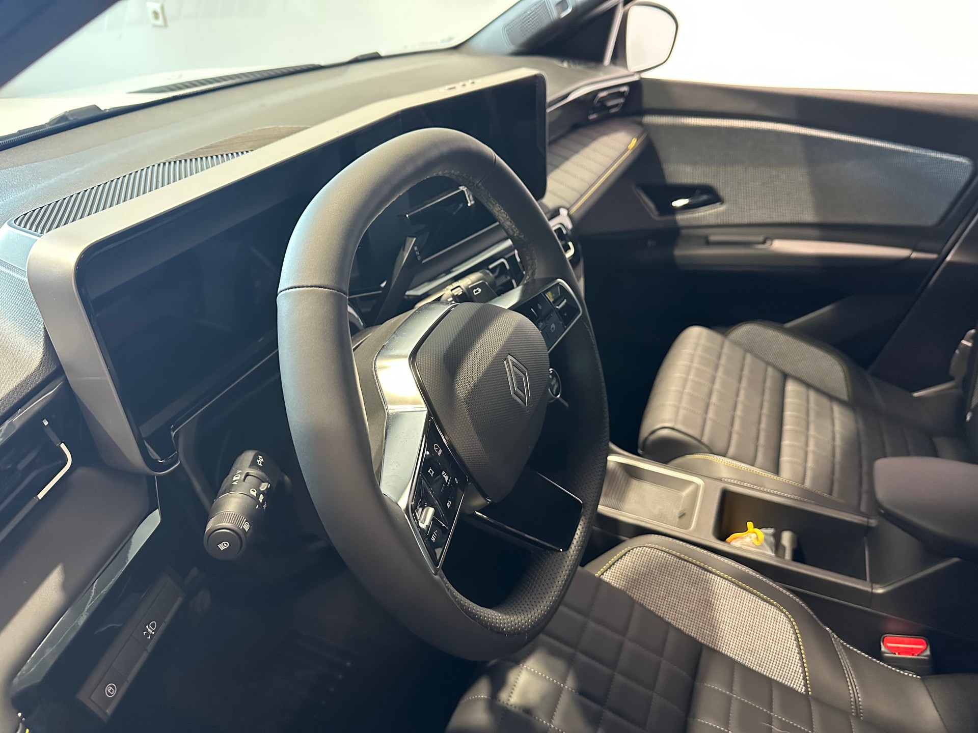 RENAULT R4 E-Tech Comfort Range 52 kWh Iconic-image-11