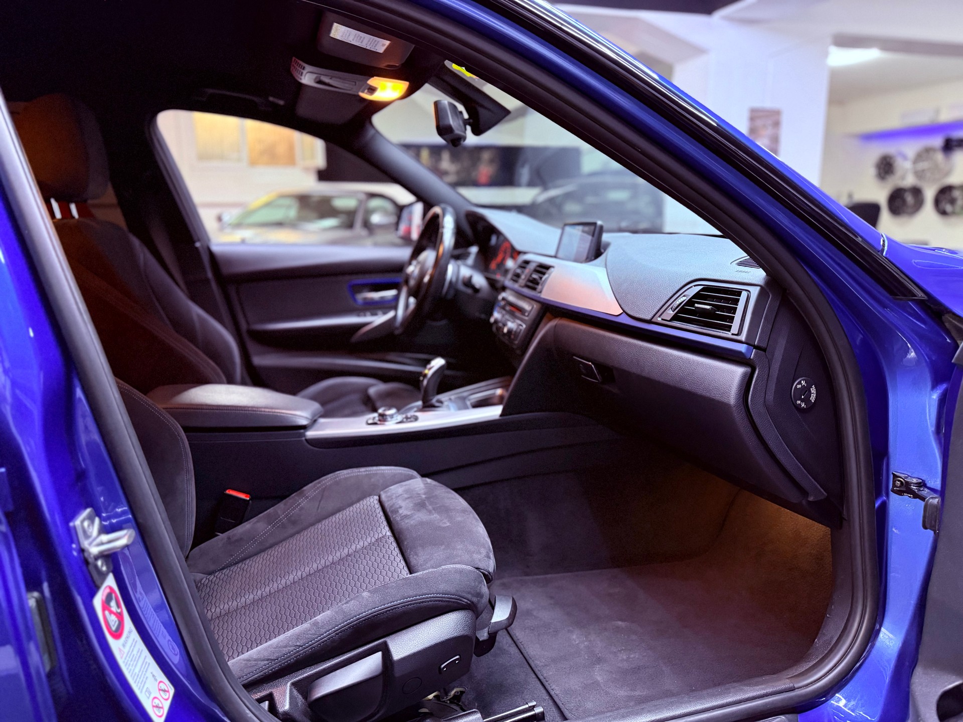BMW 320d xDrive Touring M-Sportpaket Steptronic-image-22