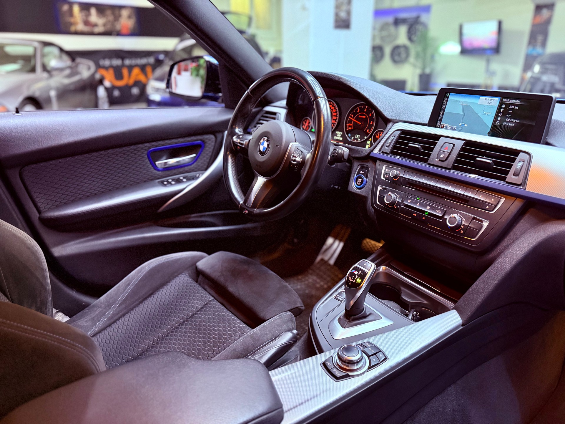 BMW 320d xDrive Touring M-Sportpaket Steptronic-image-23